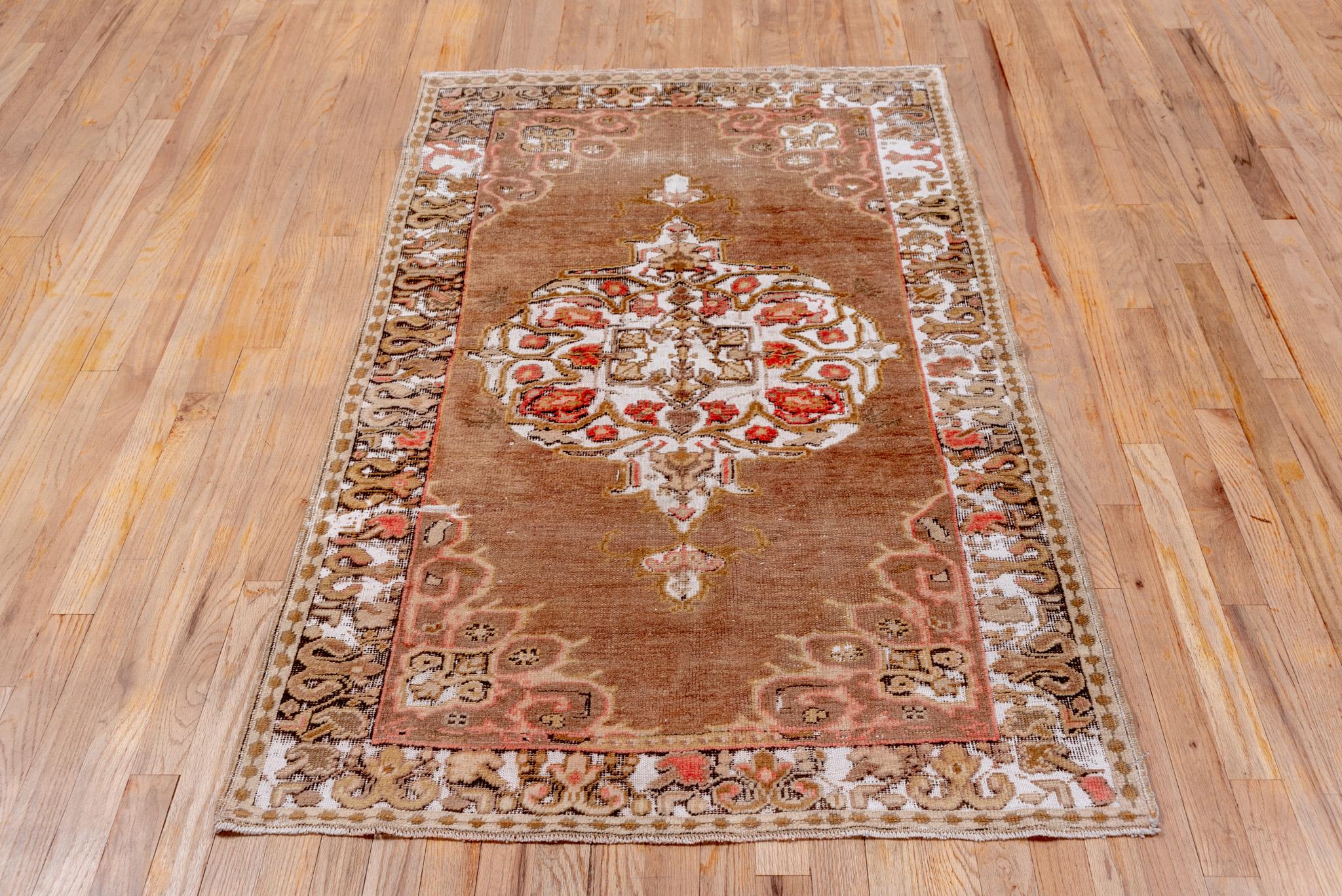 An Oushak Rug circa 1940. Handknotted with 100% wool yarn.