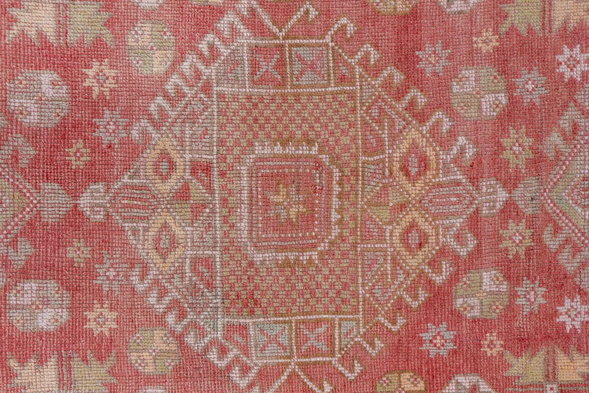 Ein Oushak-Teppich um 1940. (Handgeknüpft) im Angebot