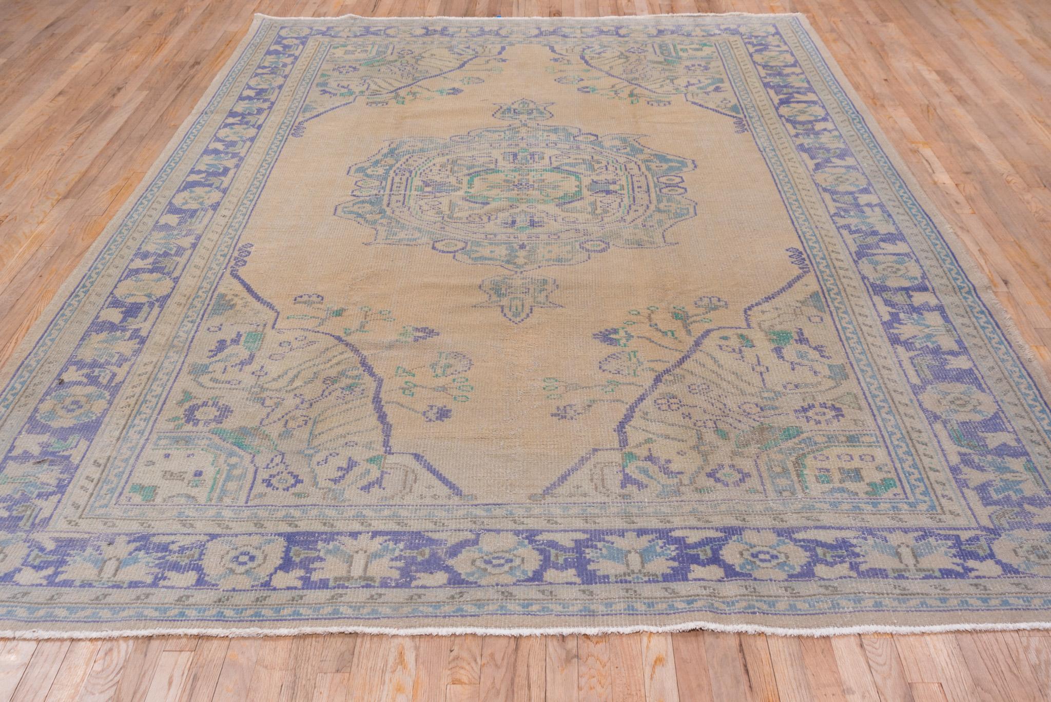 An Oushak Rug circa 1950. Hand knotted, made of 100% wool yarn.