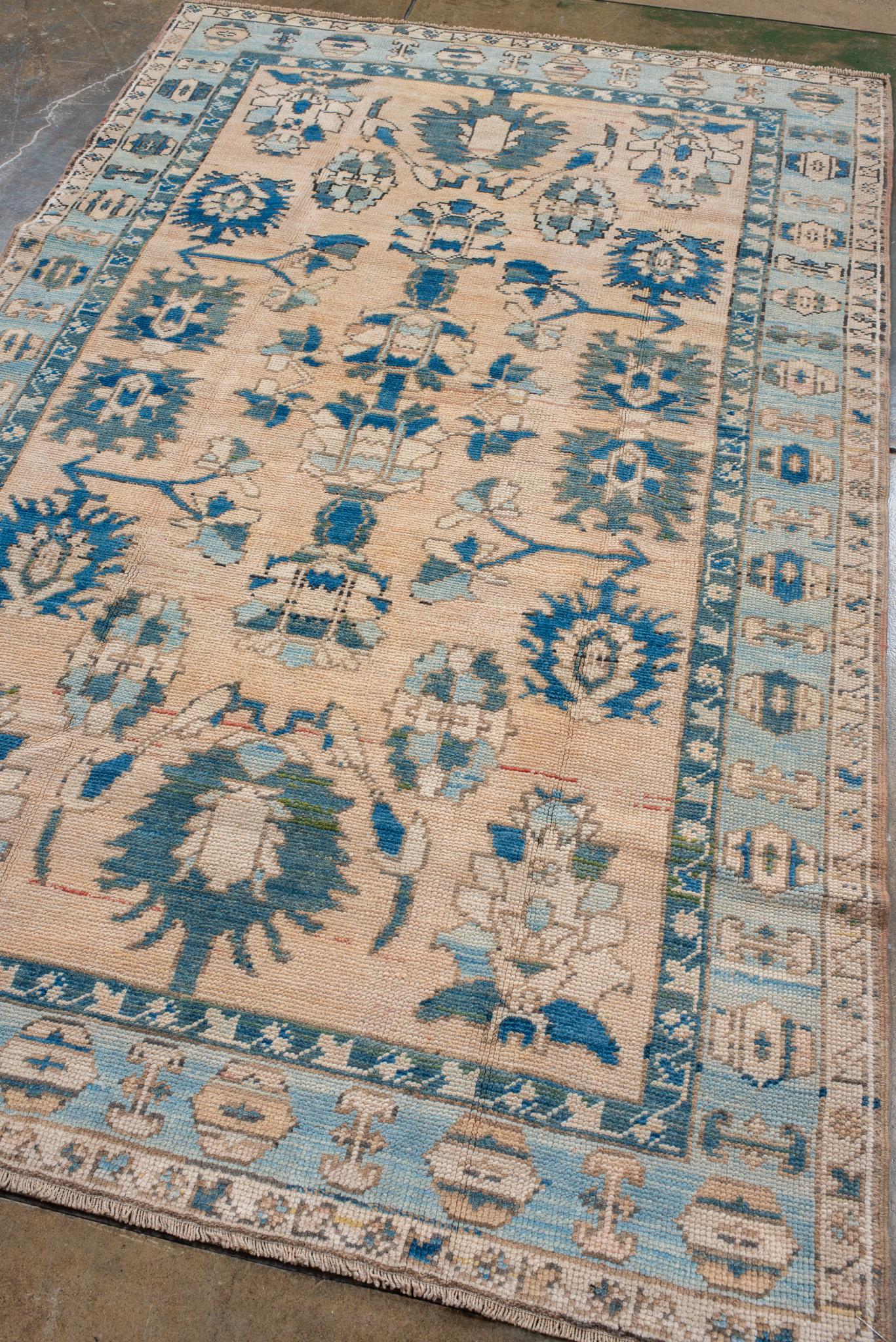 An Oushak Rug circa 1970. Handknotted with 100% wool yarn.