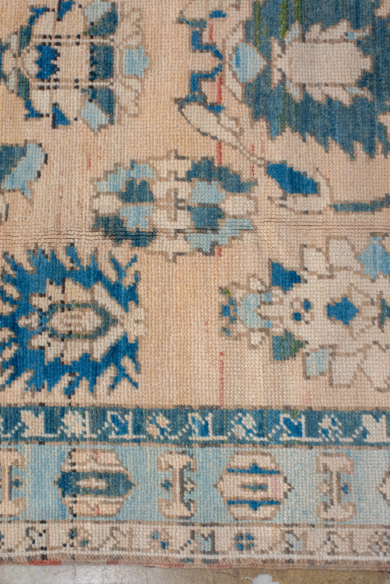 An Oushak Rug circa 1970 In Good Condition For Sale In Philadelphia, PA