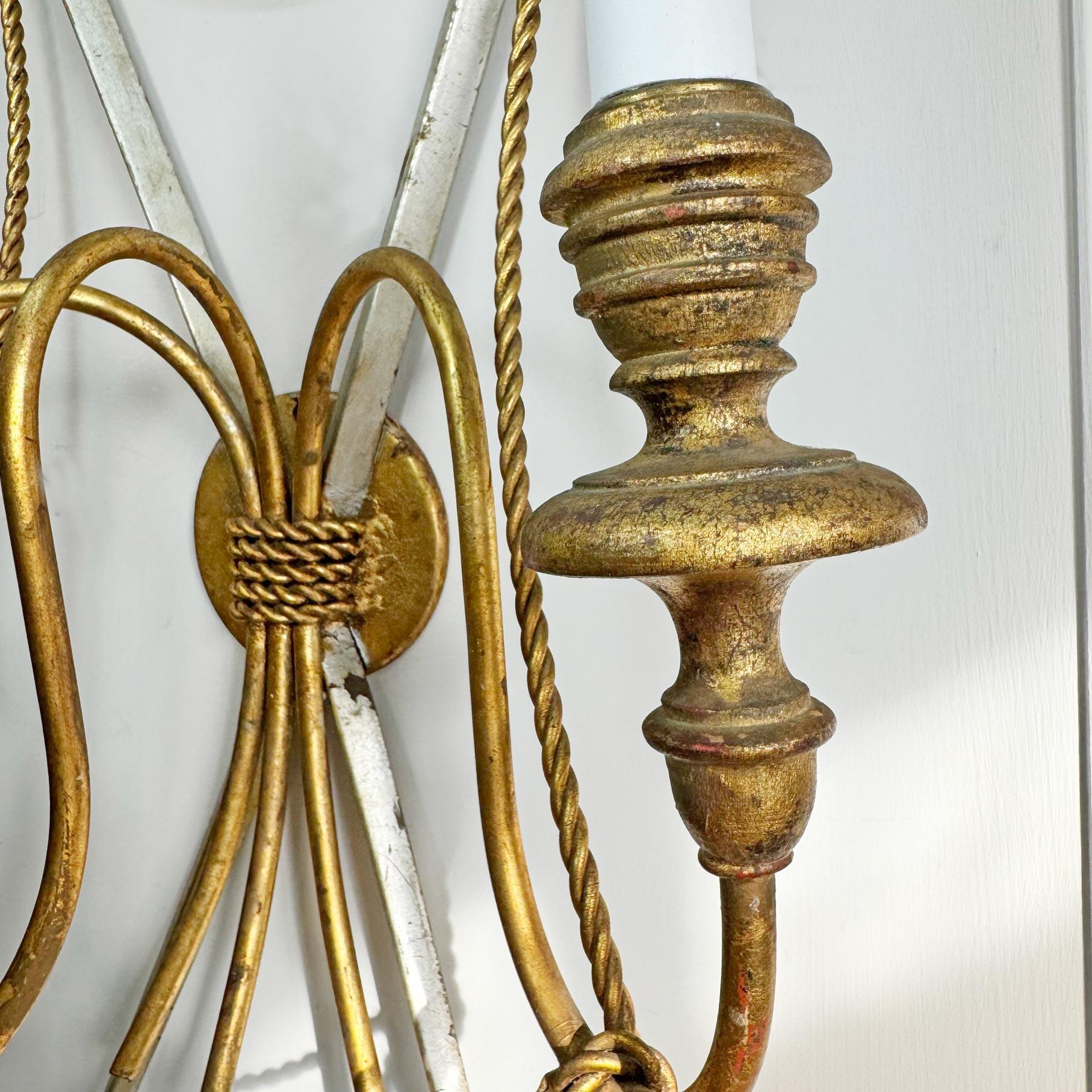 Remarquable lampe murale italienne à épée croisée et glands en corde dorée des années 1950 en vente 3