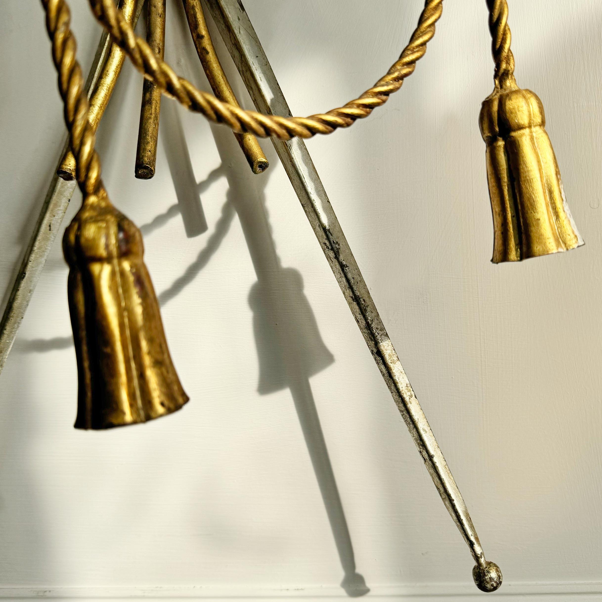 Remarquable lampe murale italienne à épée croisée et glands en corde dorée des années 1950 en vente 4