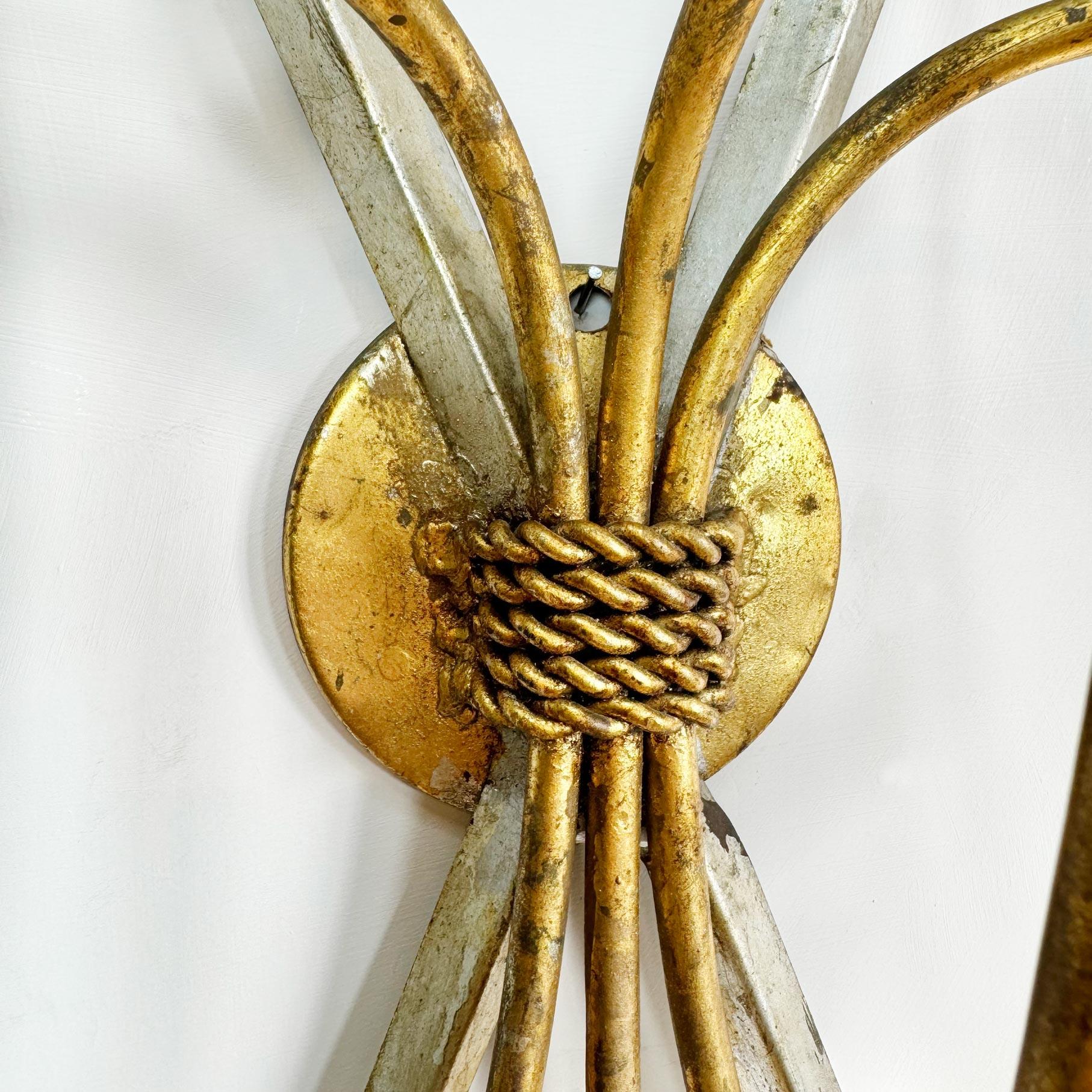 Remarquable lampe murale italienne à épée croisée et glands en corde dorée des années 1950 en vente 10
