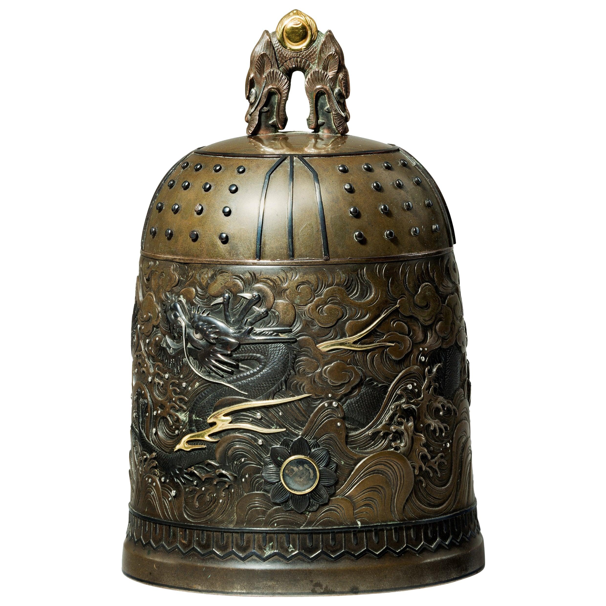 Exceptionnel cercueil à clochettes en métal mixte de la période Meiji, de la fonderie Nogowa