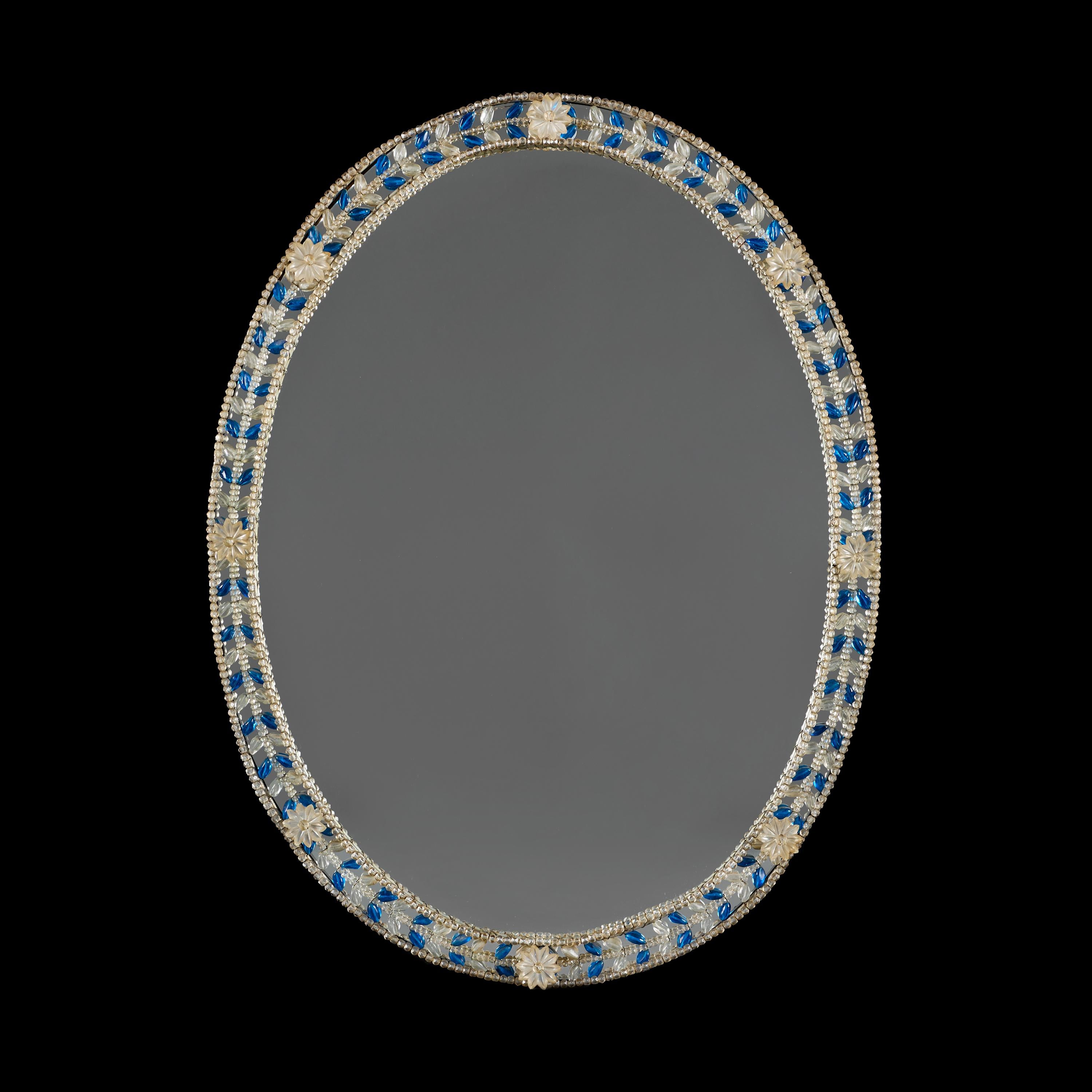 Italie, vers 1940

Miroir de Murano de forme ovale, datant du milieu du XXe siècle, dont la bordure est ornée d'un décor de feuillage en verre clair et bleu. 

Hauteur     76.00cm

Largeur      58.00cm 