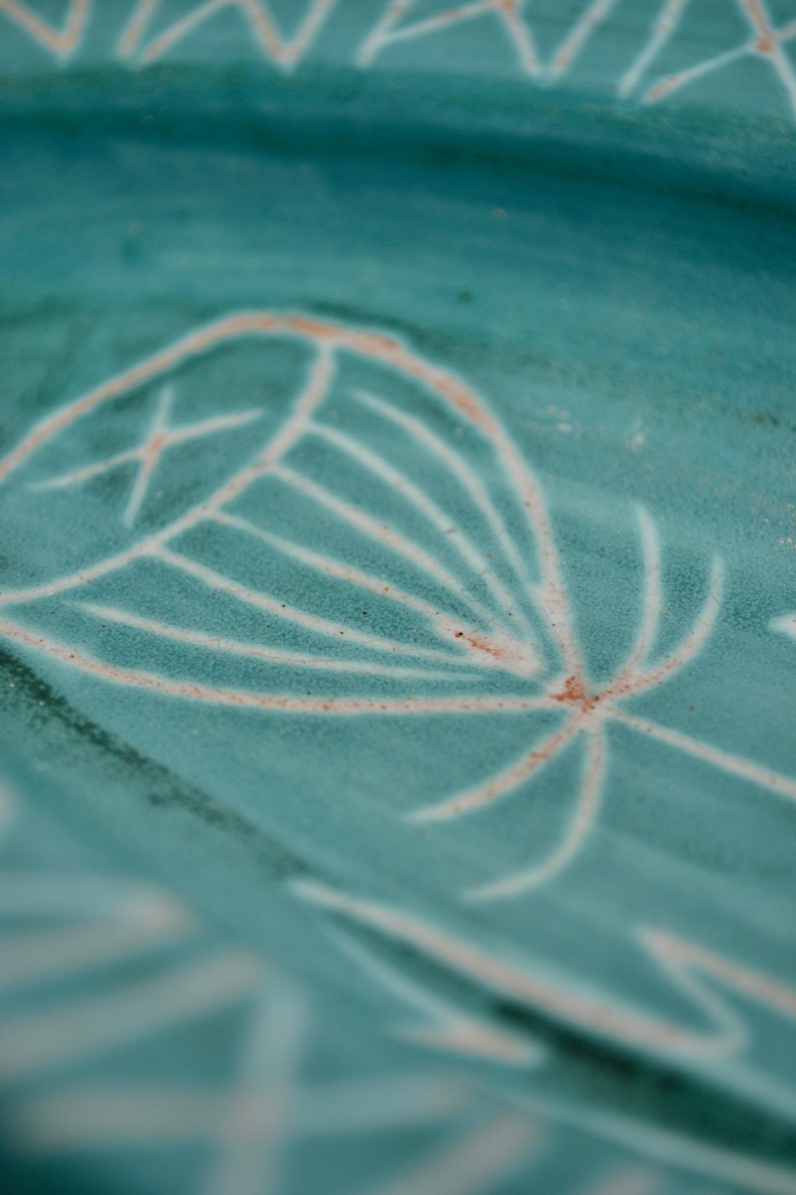 Magnifique plat ovale en céramique de Robert Picault, orné d'un motif de chardon, en parfait état. Les pièces personnelles de Picault portent sa signature complète jusqu'en 1962, tandis que les pièces industrielles sont marquées RP en vert foncé,