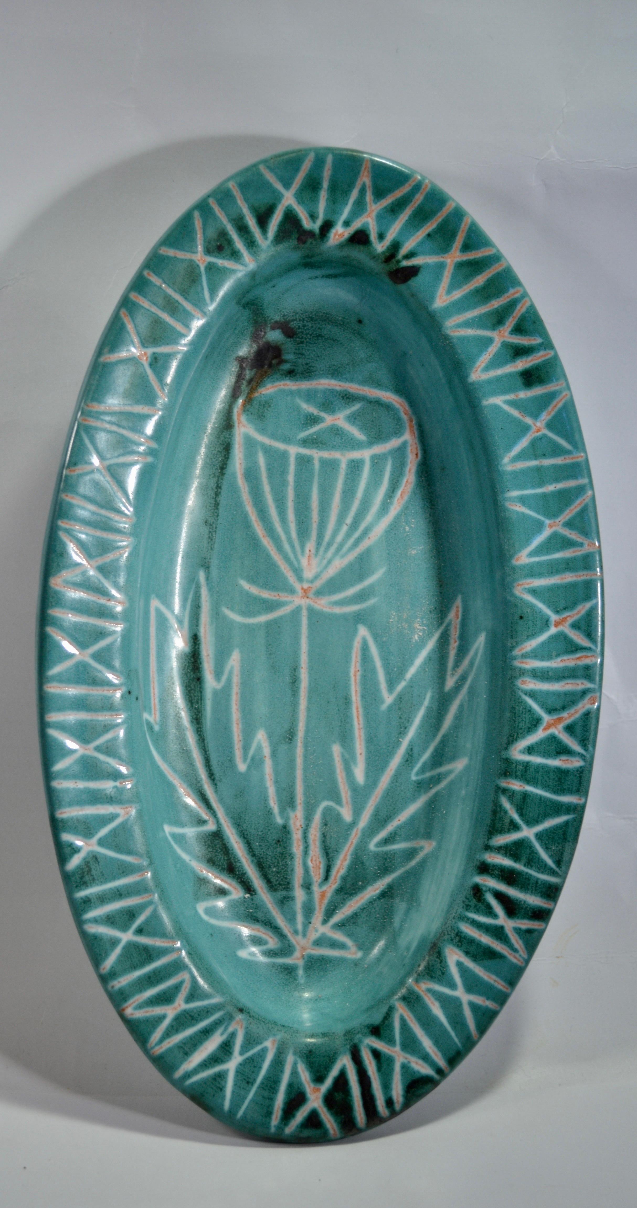 An oval ceramic dish by Robert Picault France Vallauris 1950s In Good Condition For Sale In SOTTEVILLE-LÈS-ROUEN, FR