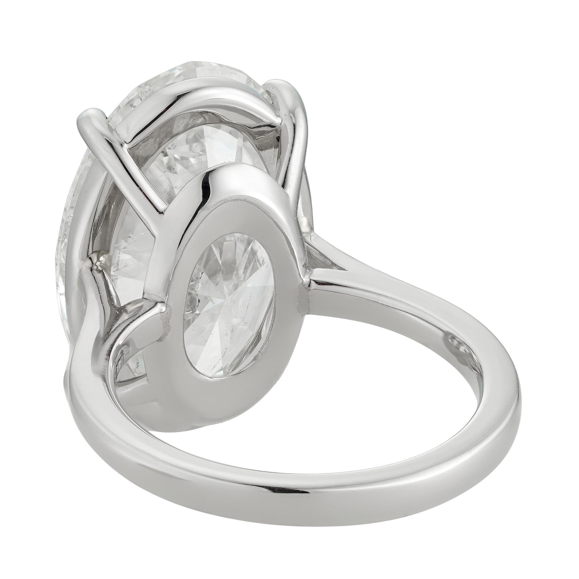 Taille brillant Bague solitaire en diamant de taille ovale en vente