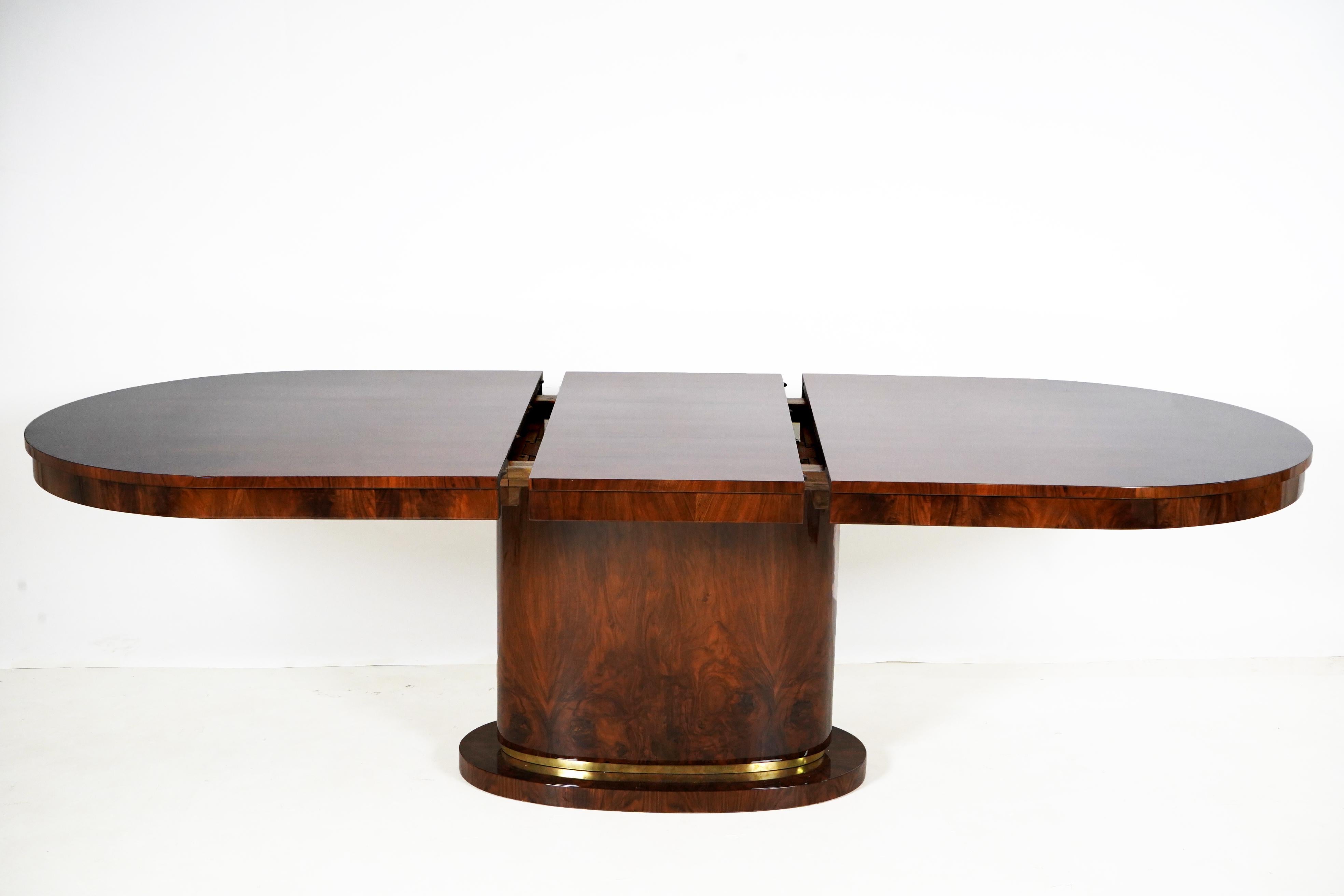Oval Dining Table with a Middle Leaf Extension For Sale at 1stDibs