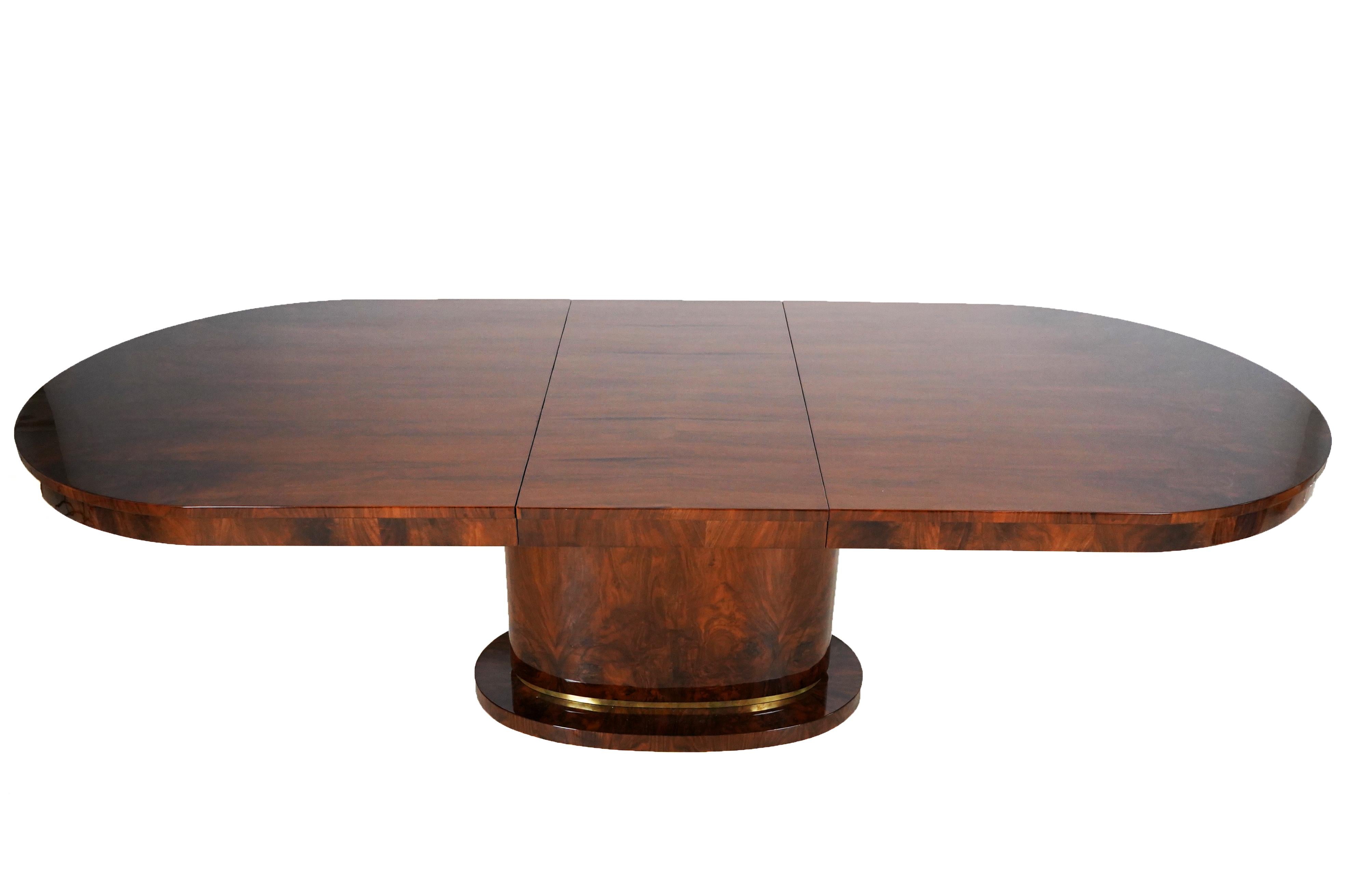 Oval Dining Table with a Middle Leaf Extension For Sale at 1stDibs