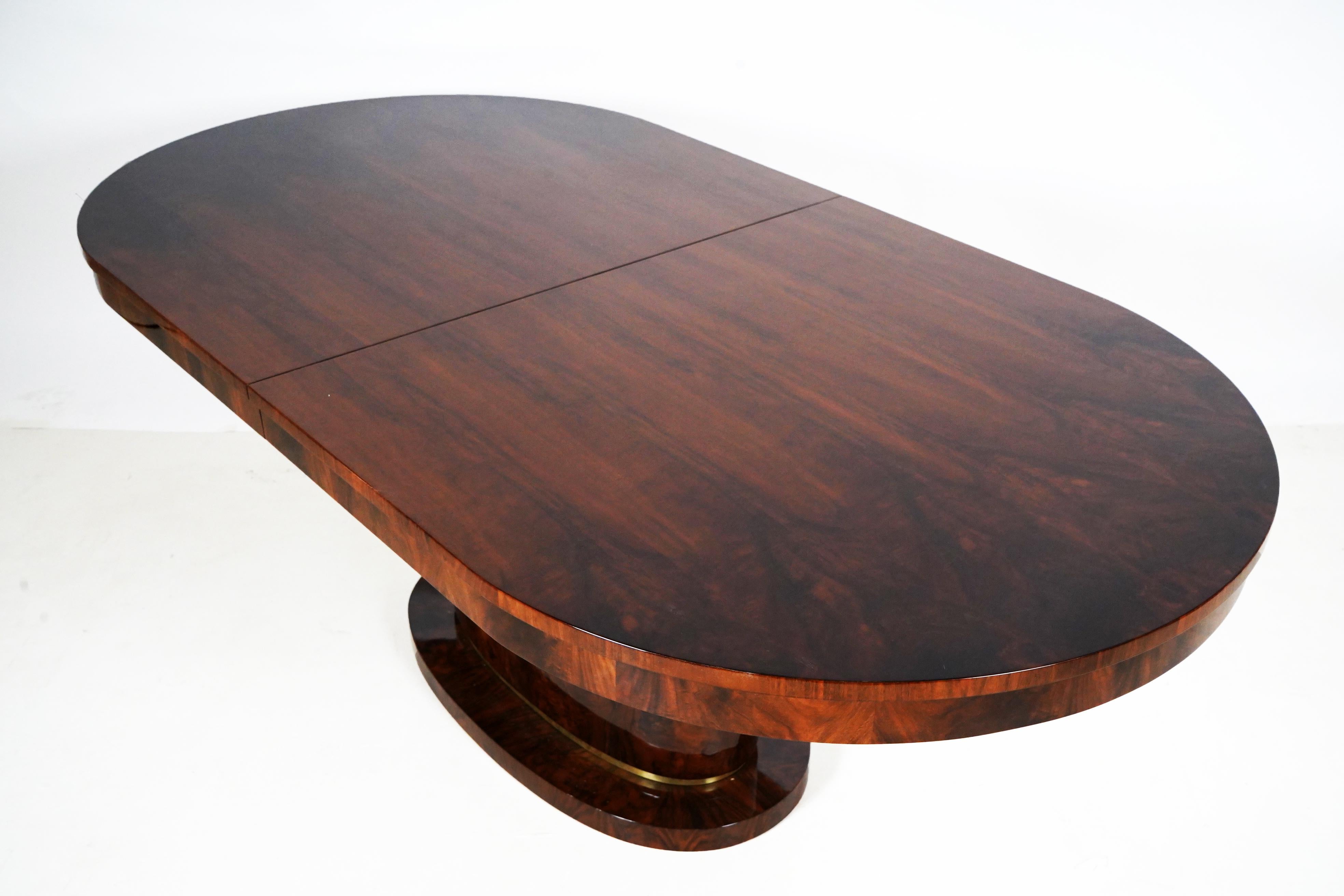 Oval Dining Table with a Middle Leaf Extension For Sale at 1stDibs
