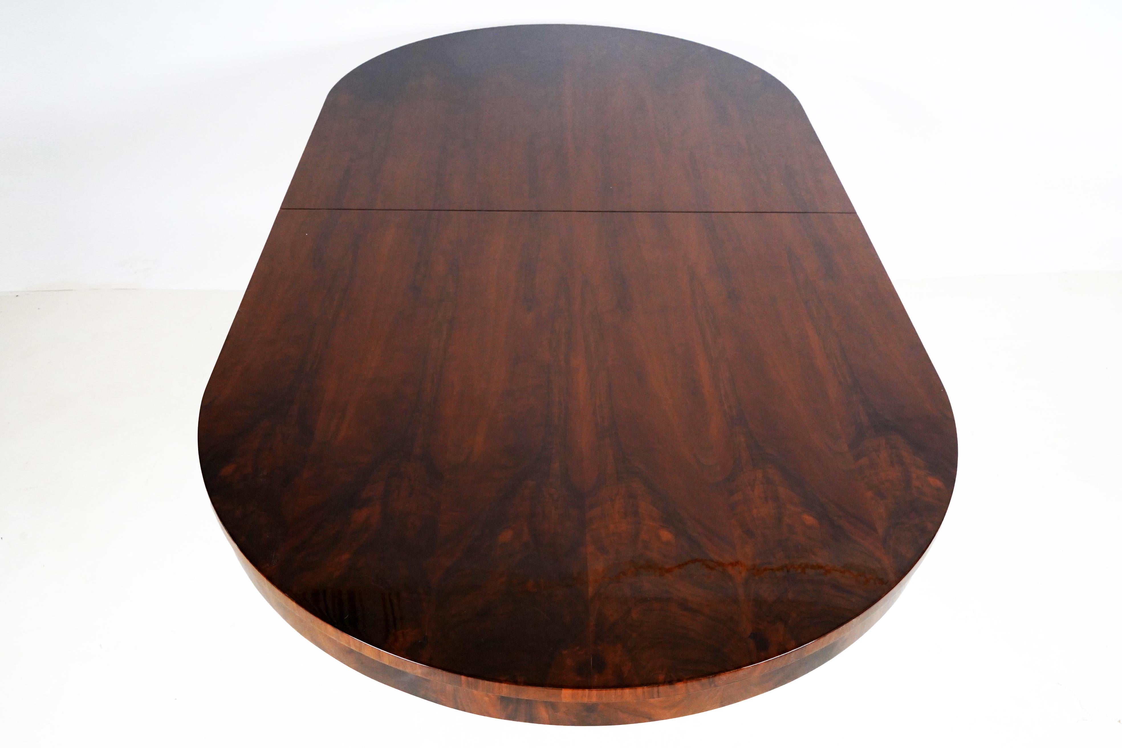 Oval Dining Table with a Middle Leaf Extension For Sale at 1stDibs
