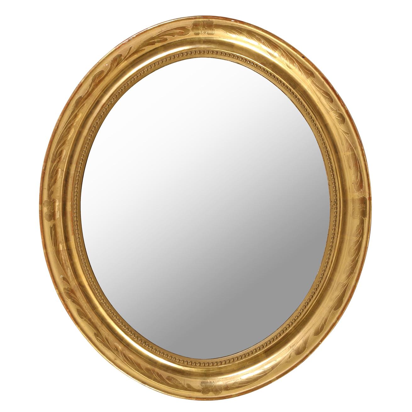 Un miroir ovale classique en bois doré avec un joli design floral et un intérieur moulé perlé - parfait pour une salle d'eau ou une petite entrée.