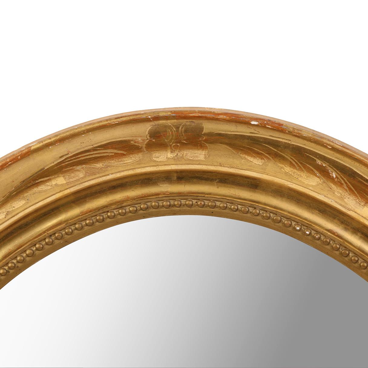 An Oval Giltwood Mirror with Inner Beading Molding In Good Condition For Sale In New York, NY