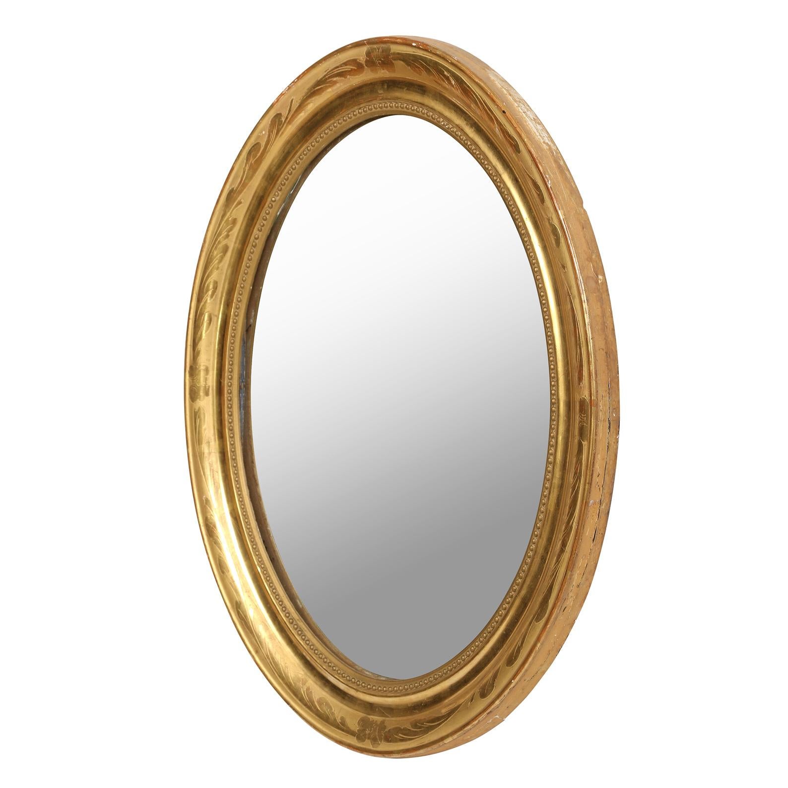 Français Miroir ovale en bois doré avec moulures intérieures en perles en vente