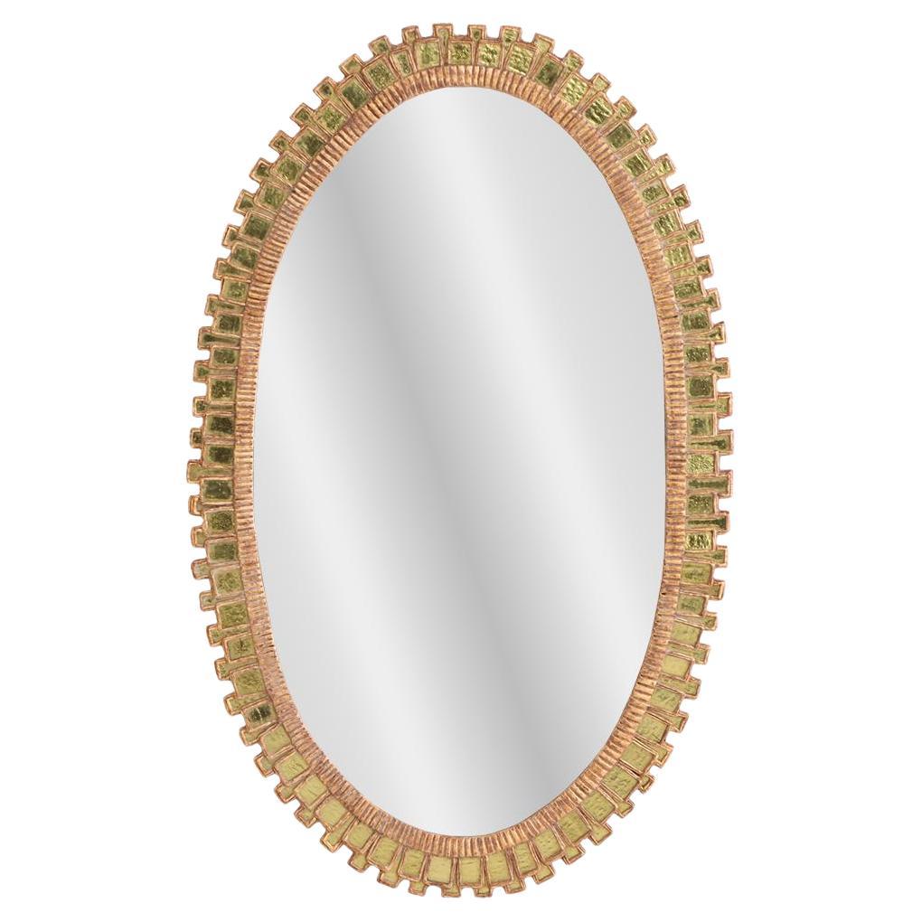 Ein ovaler Spiegel nach dem Vorbild von Line Vautrin. im Angebot