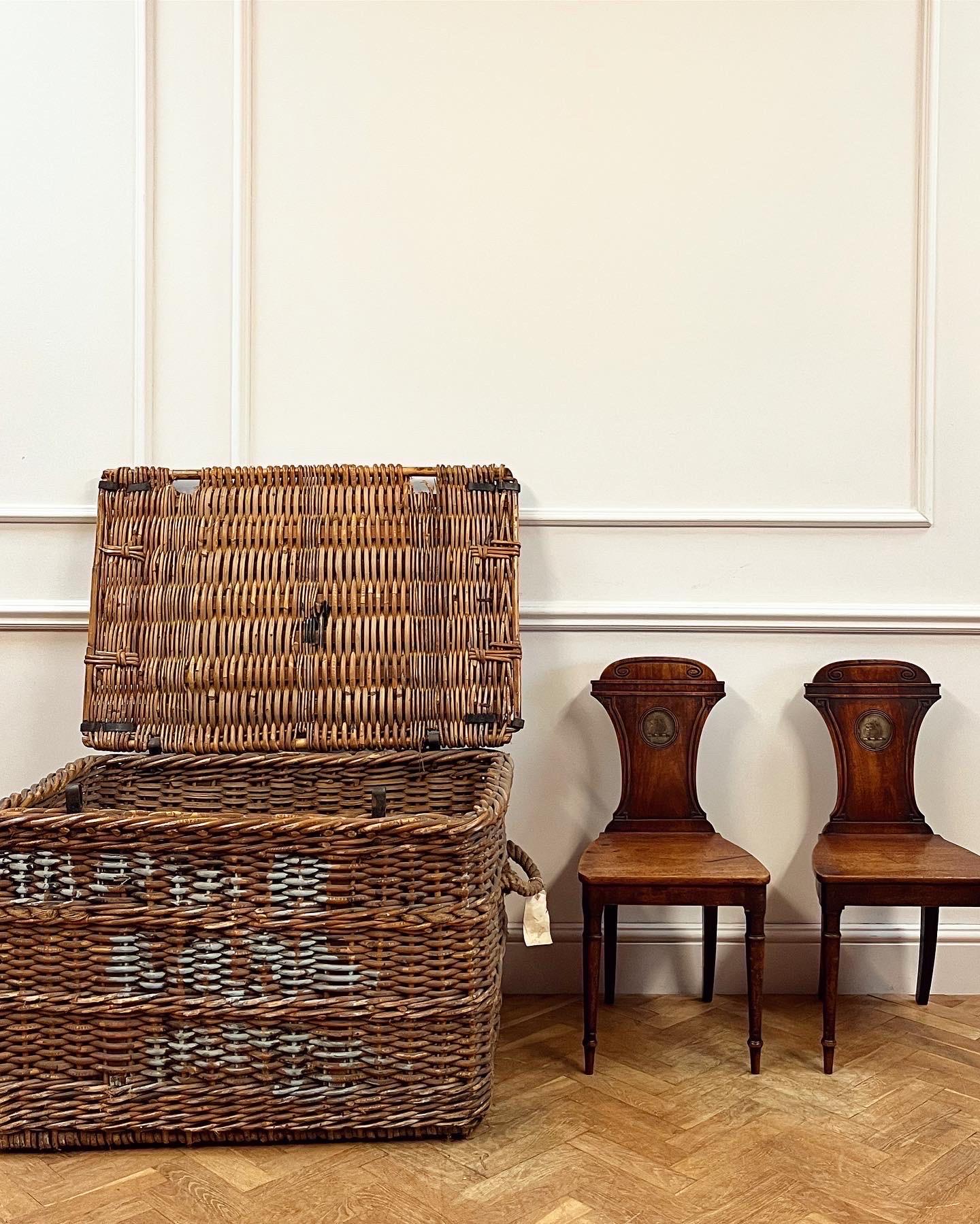 Panier à bûches en osier surdimensionné du XIXe siècle Bon état à London, GB