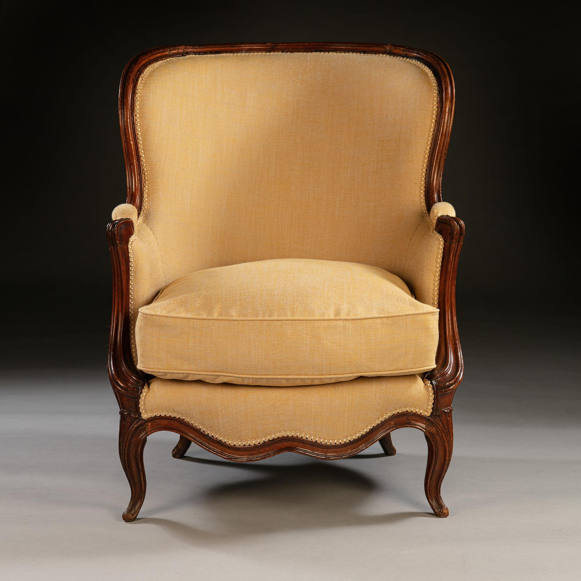Overscale Pair of 19th Century Walnut Bergères with Linen Upholstery In Good Condition In London, GB