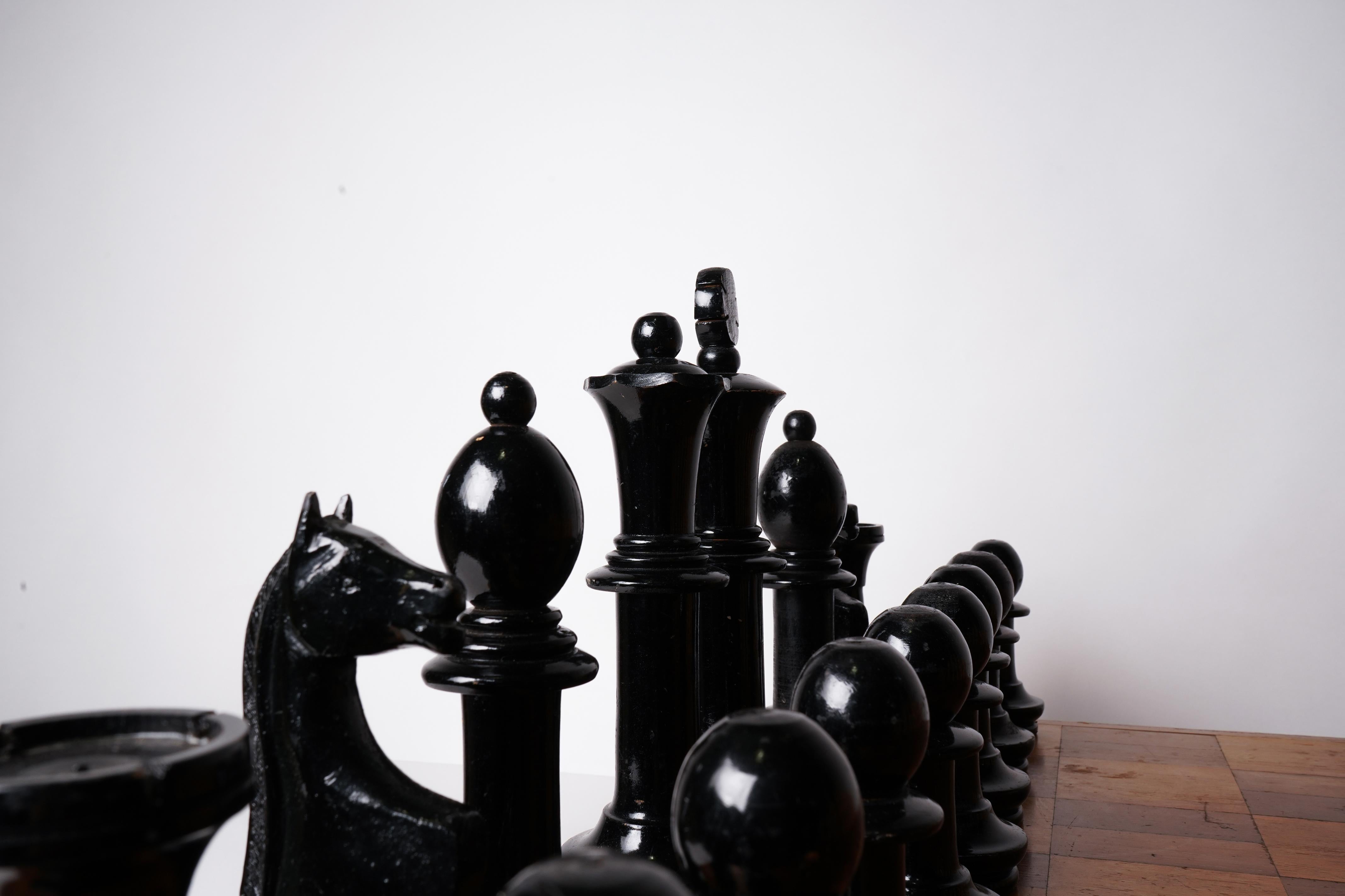 Poplar Oversize Chess Set in Lacquered Wood