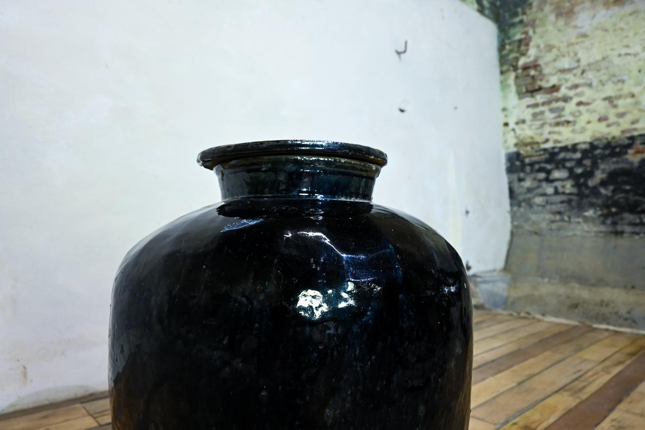 19th Century Chinese  Ceramic Rice Wine Jar - With Cover For Sale 8