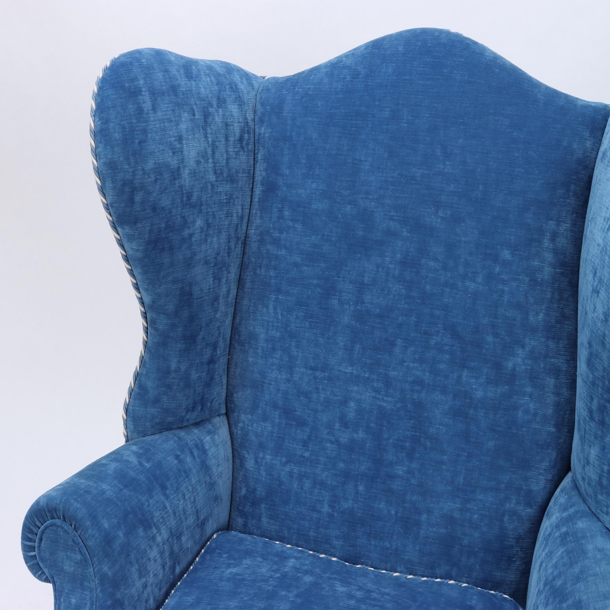 italien Chaise à oreilles surdimensionnée et exagérée et tapissée de bleu et pouf C 1900 en vente