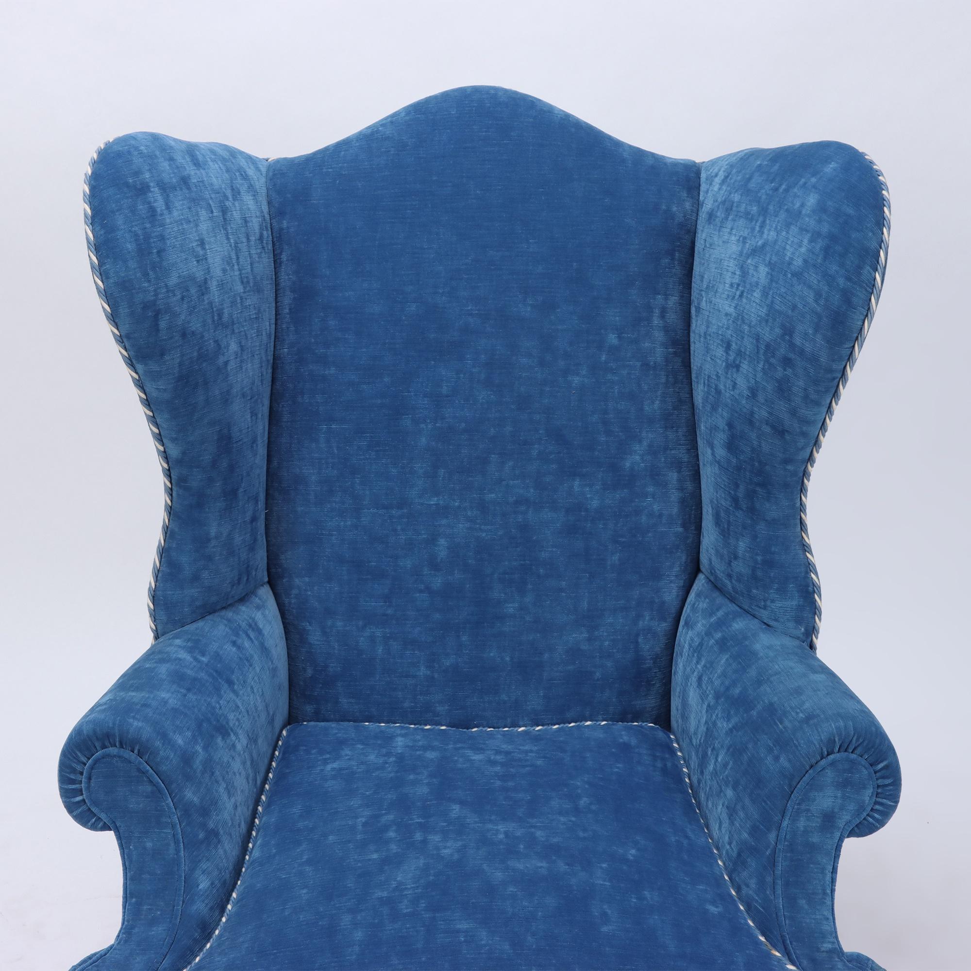 Chaise à oreilles surdimensionnée et exagérée et tapissée de bleu et pouf C 1900 Bon état - En vente à Philadelphia, PA