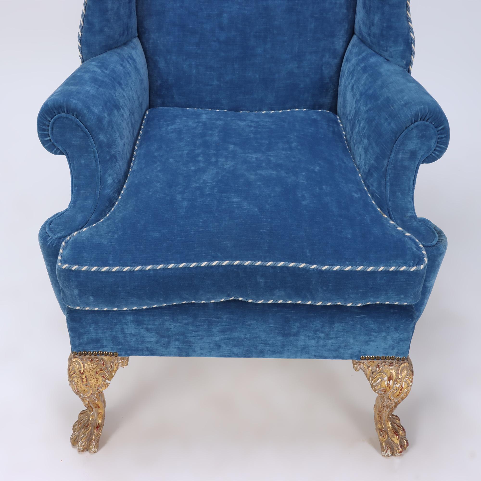 Début du 20ème siècle Chaise à oreilles surdimensionnée et exagérée et tapissée de bleu et pouf C 1900 en vente