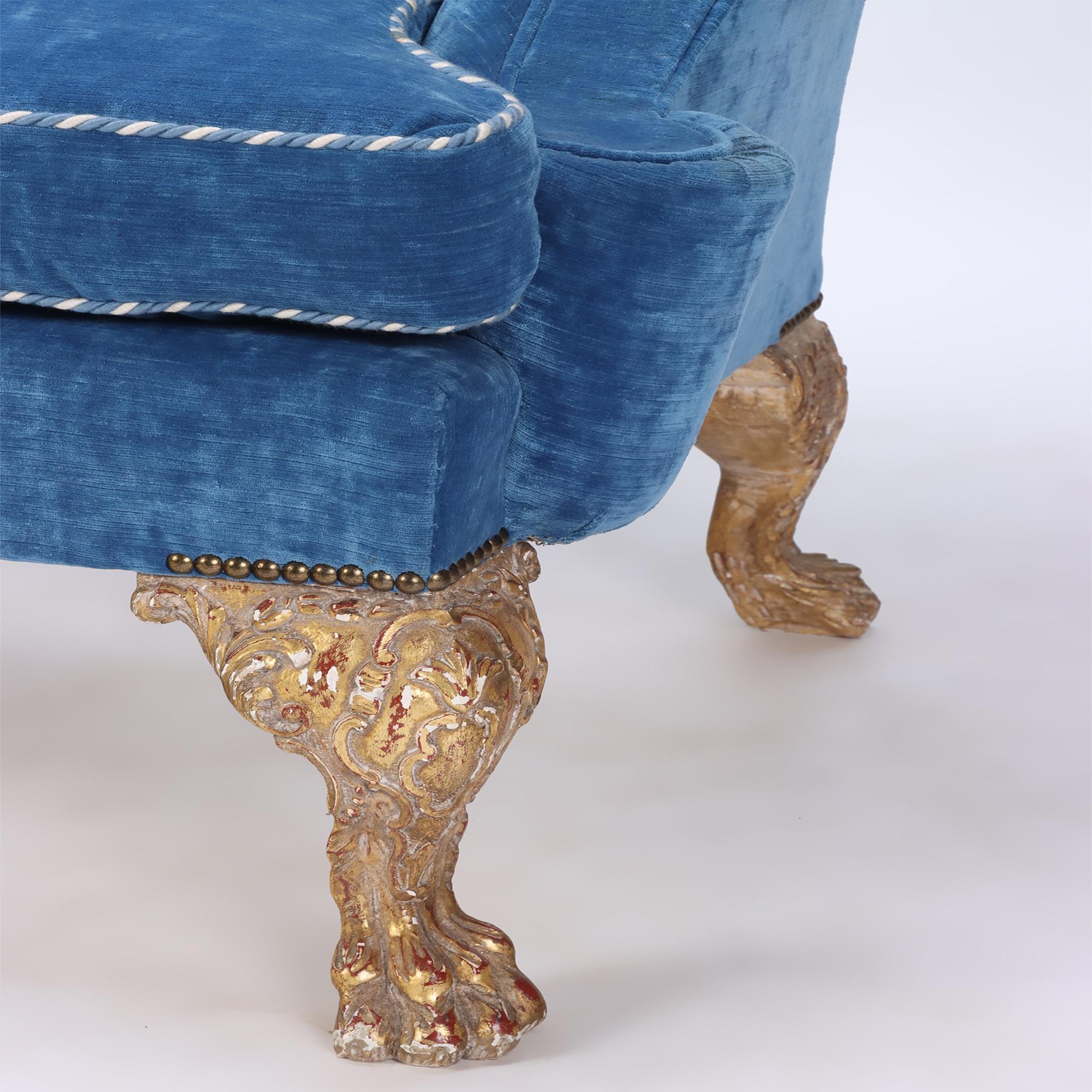 Bois Chaise à oreilles surdimensionnée et exagérée et tapissée de bleu et pouf C 1900 en vente