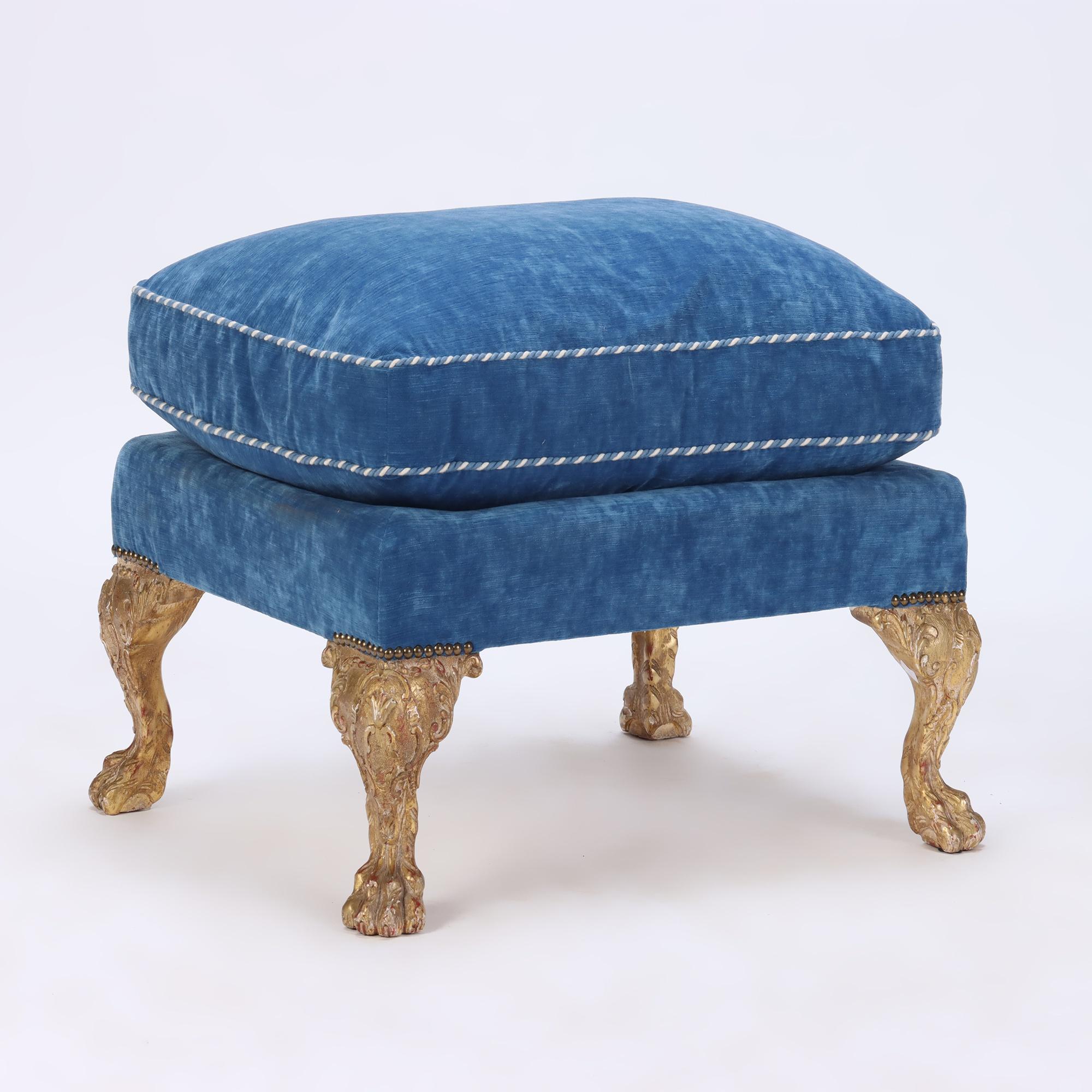 Chaise à oreilles surdimensionnée et exagérée et tapissée de bleu et pouf C 1900 en vente 2