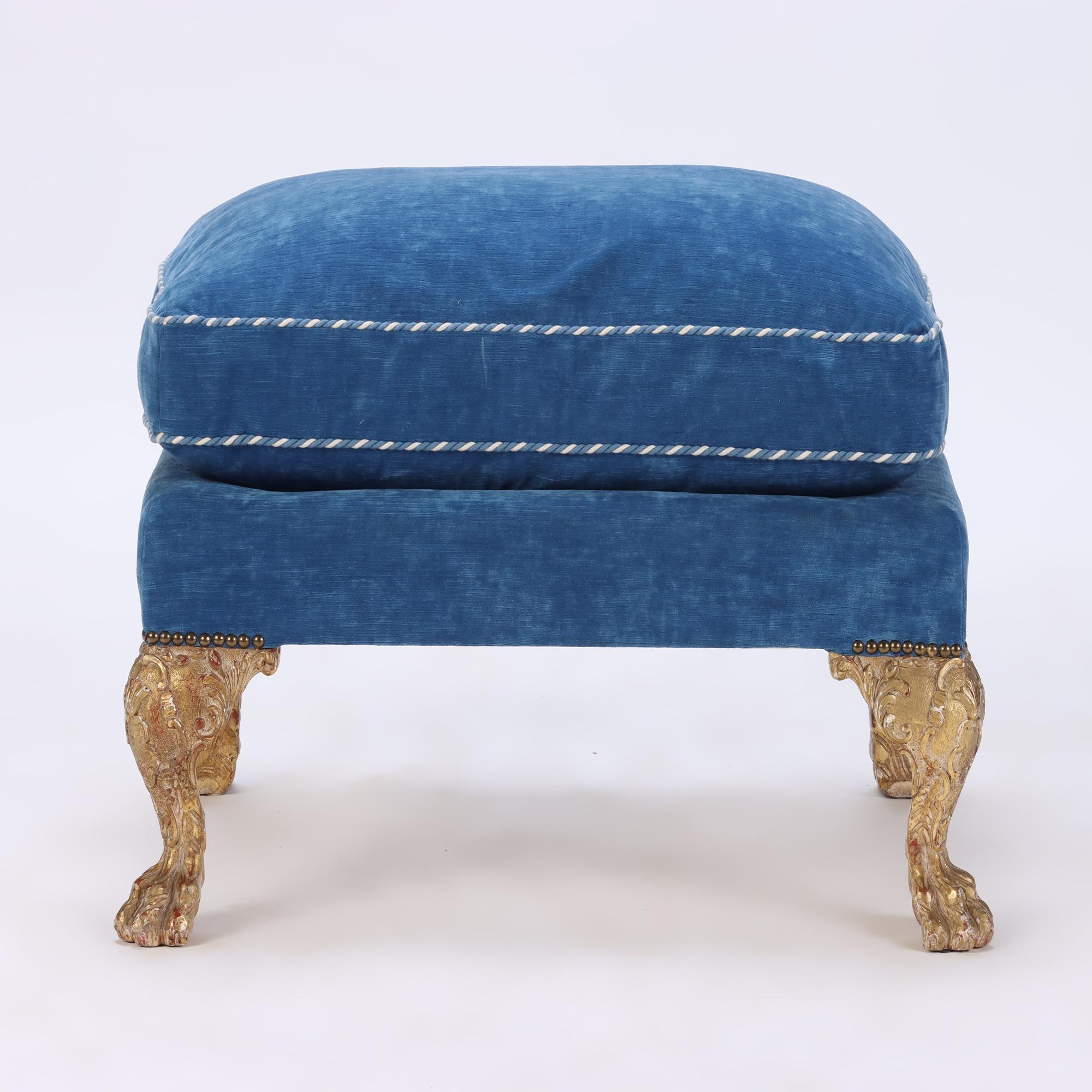 Chaise à oreilles surdimensionnée et exagérée et tapissée de bleu et pouf C 1900 en vente 3