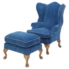 Chaise à oreilles surdimensionnée et exagérée et tapissée de bleu et pouf C 1900