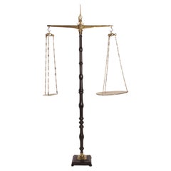 Una bilancia di seta in ottone di grandi dimensioni con supporto in legno, Italia 1850.
