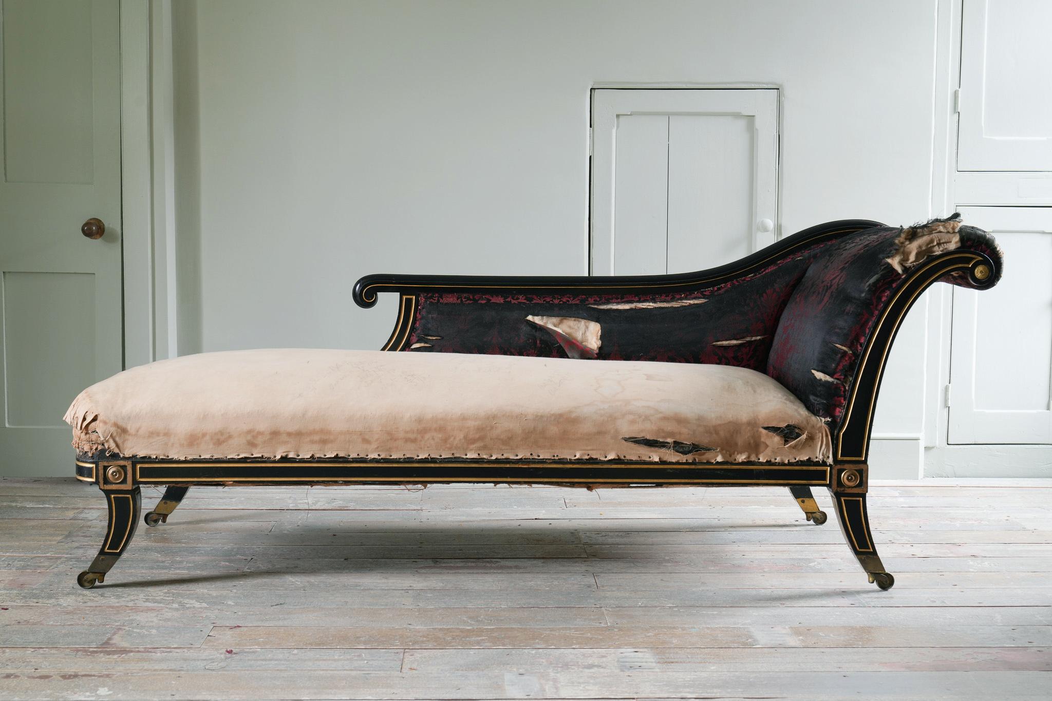 Una chaise longue ebanizzata e dorata disegnata da Owen Jones e prodotta da Jackson & Graham.

Inghilterra, Londra, circa 1870-73.

Eccezionalmente originale, intatto e senza alcun restauro o riparazione.

La poltrona ha una chiara somiglianza con