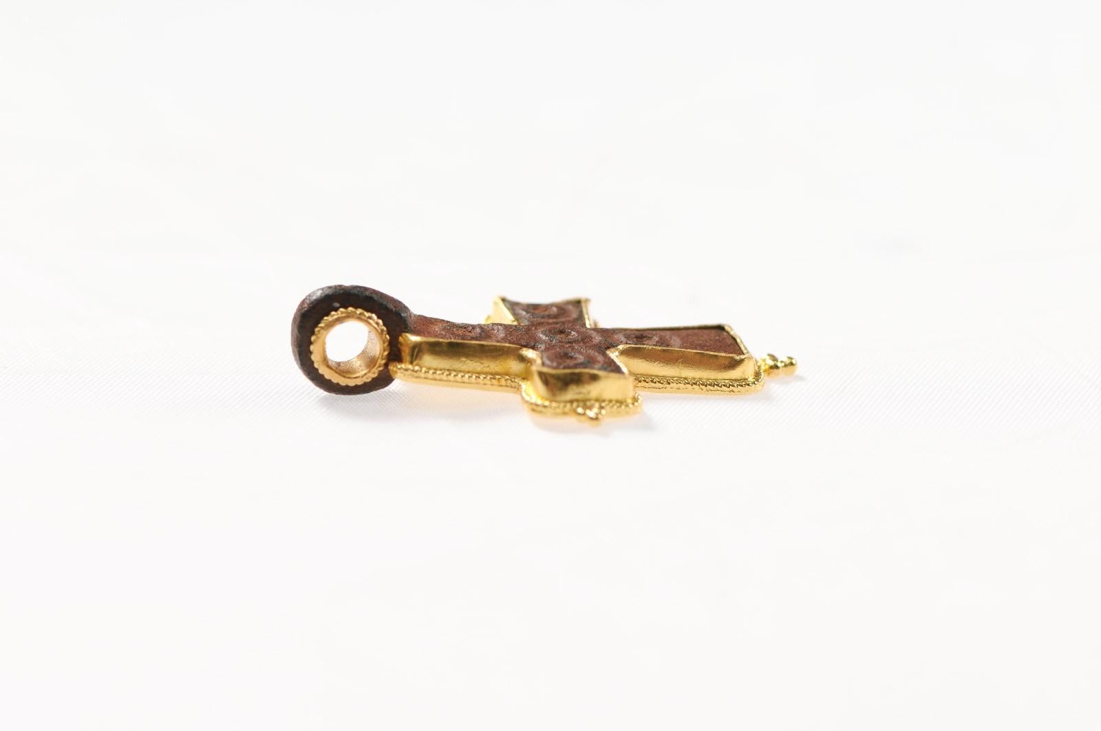 Croix byzantine en or 21 carats (pendentif uniquement) en vente 5