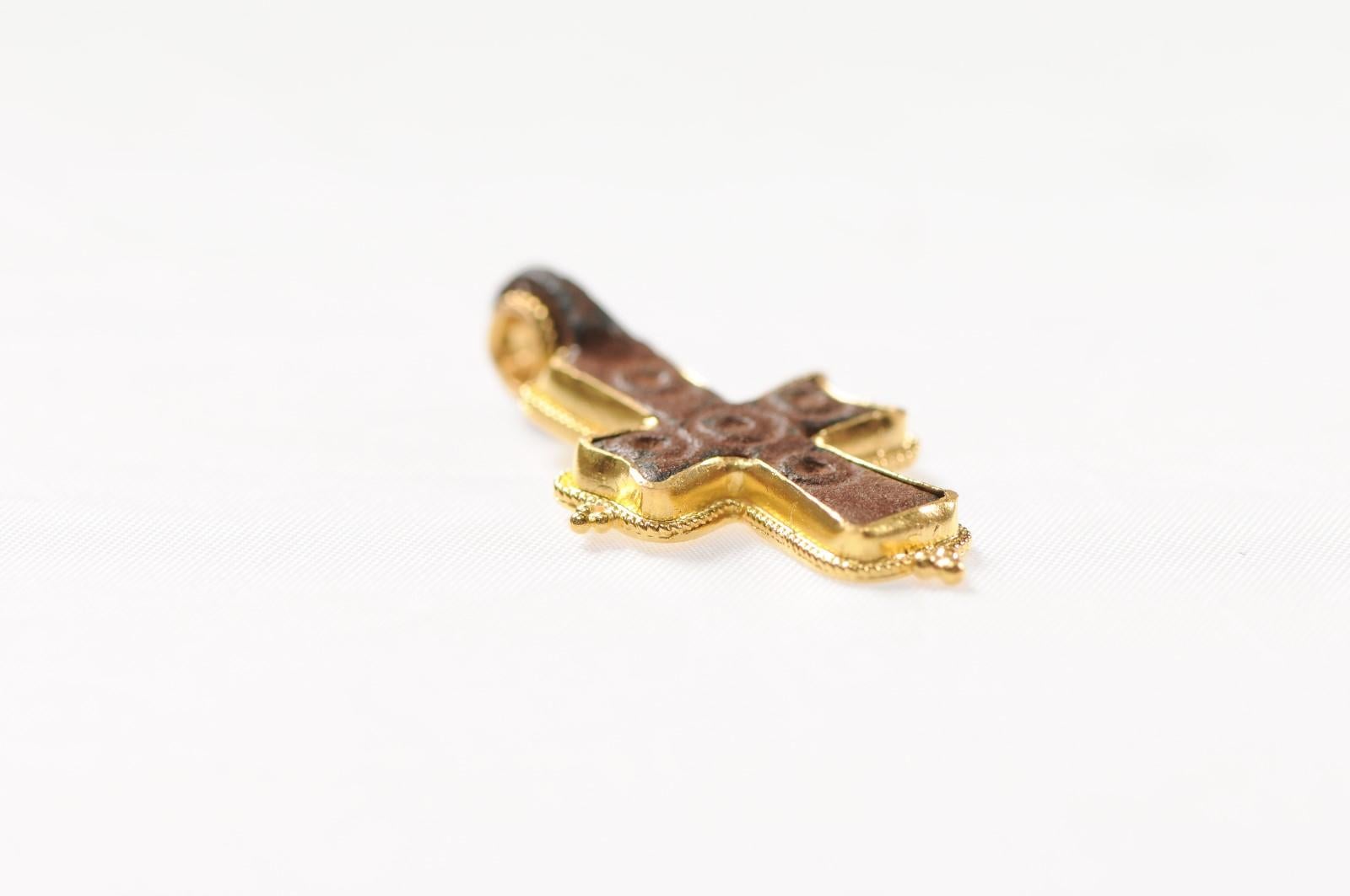 Croix byzantine en or 21 carats (pendentif uniquement) en vente 6