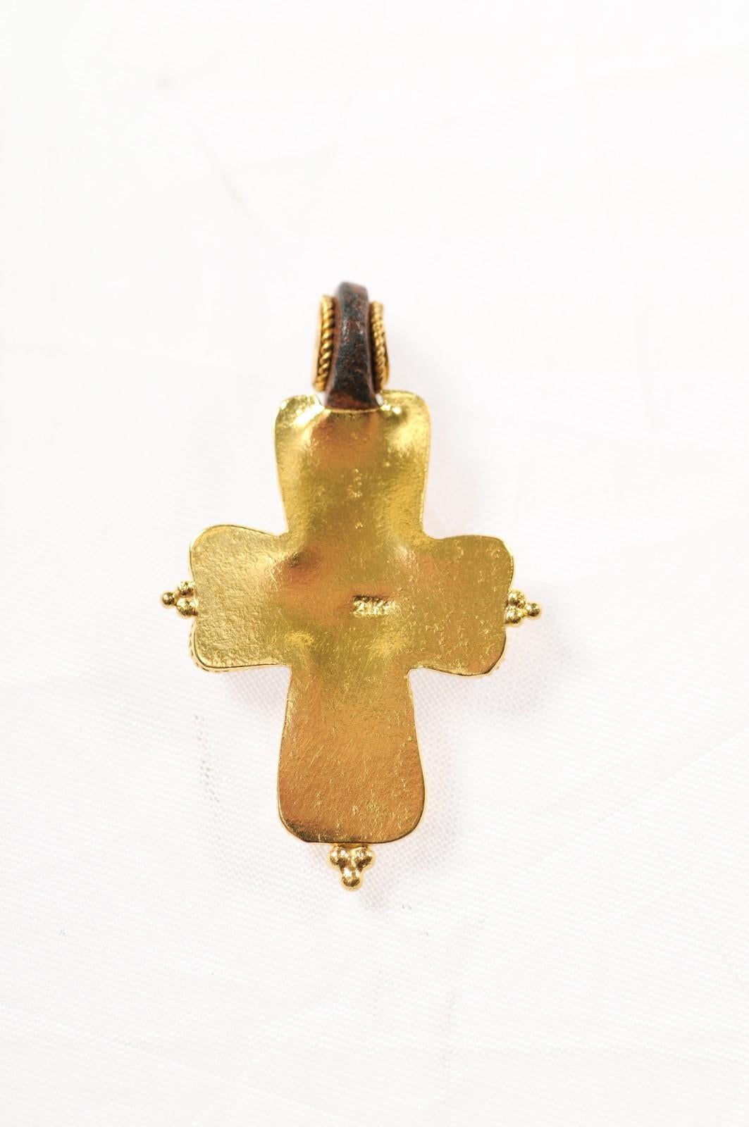 Croix byzantine en or 21 carats (pendentif uniquement) en vente 8