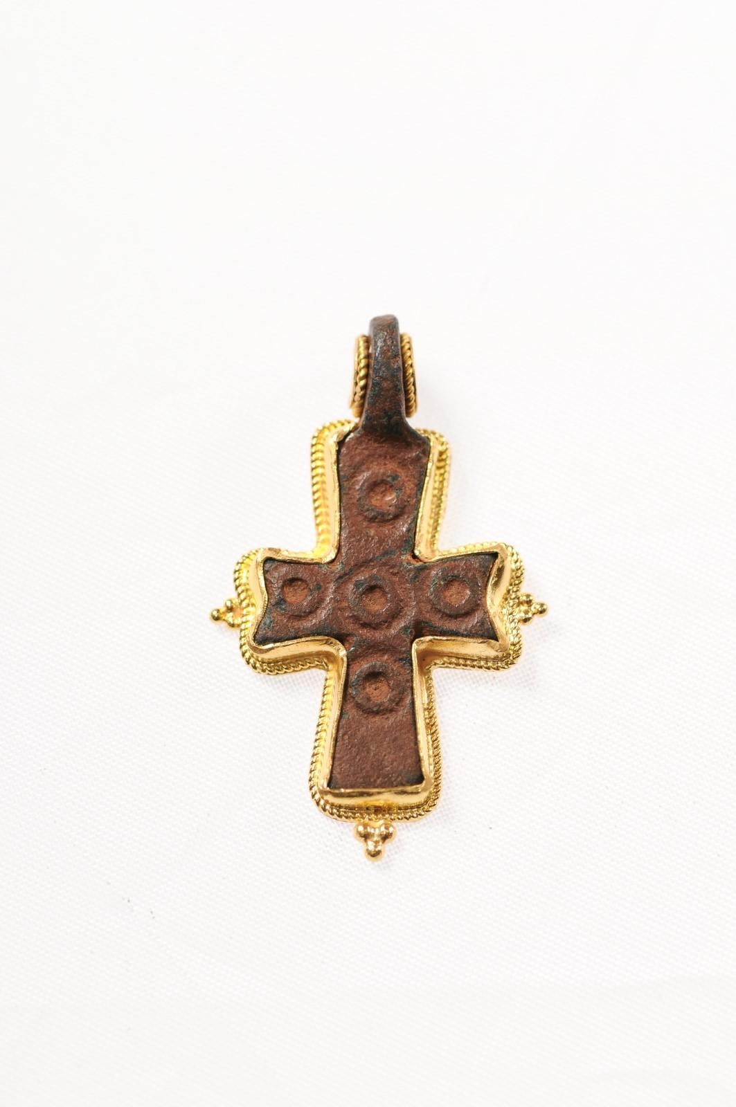 Byzantin Croix byzantine en or 21 carats (pendentif uniquement) en vente