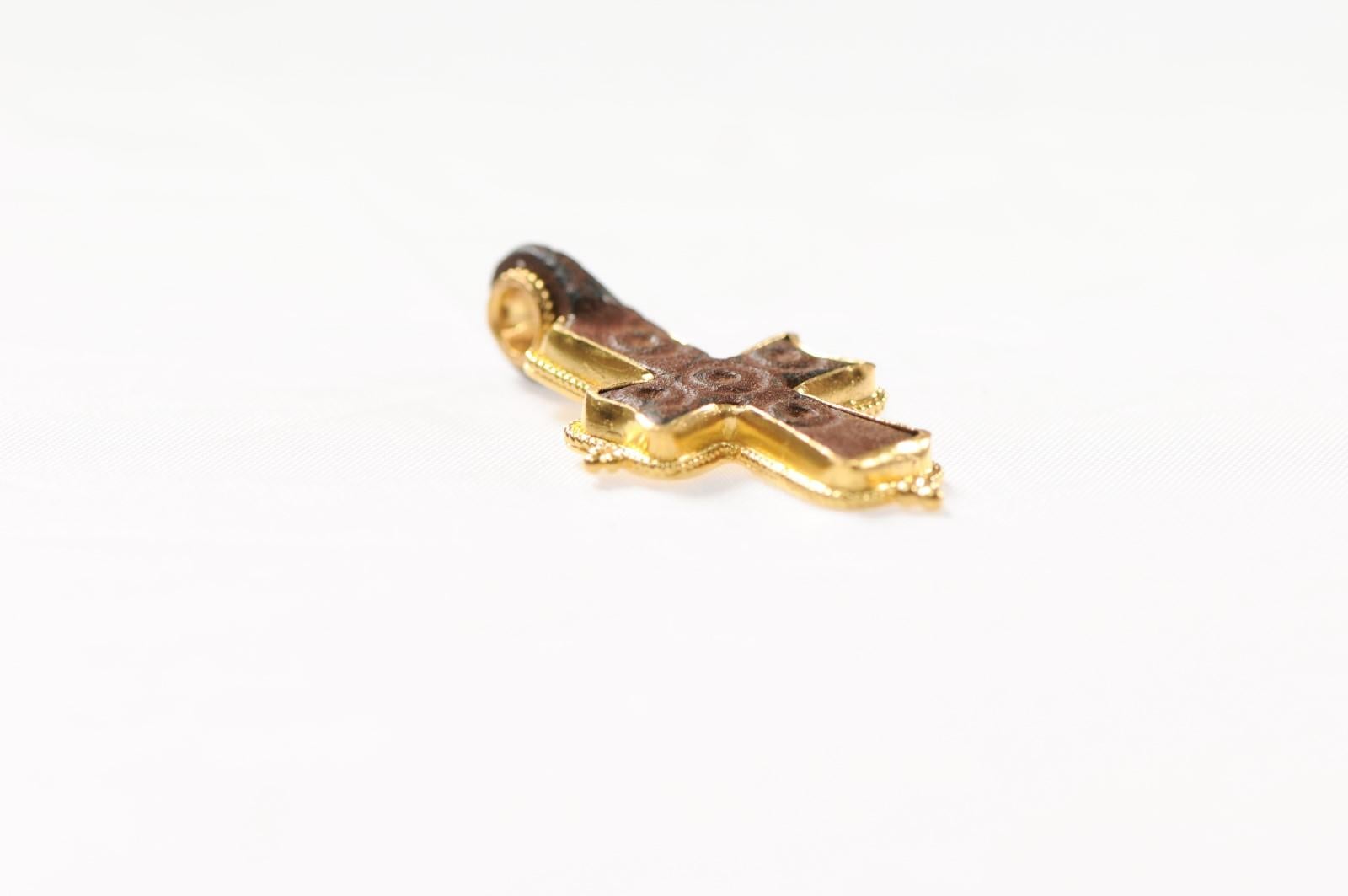 Croix byzantine en or 21 carats (pendentif uniquement) en vente 2