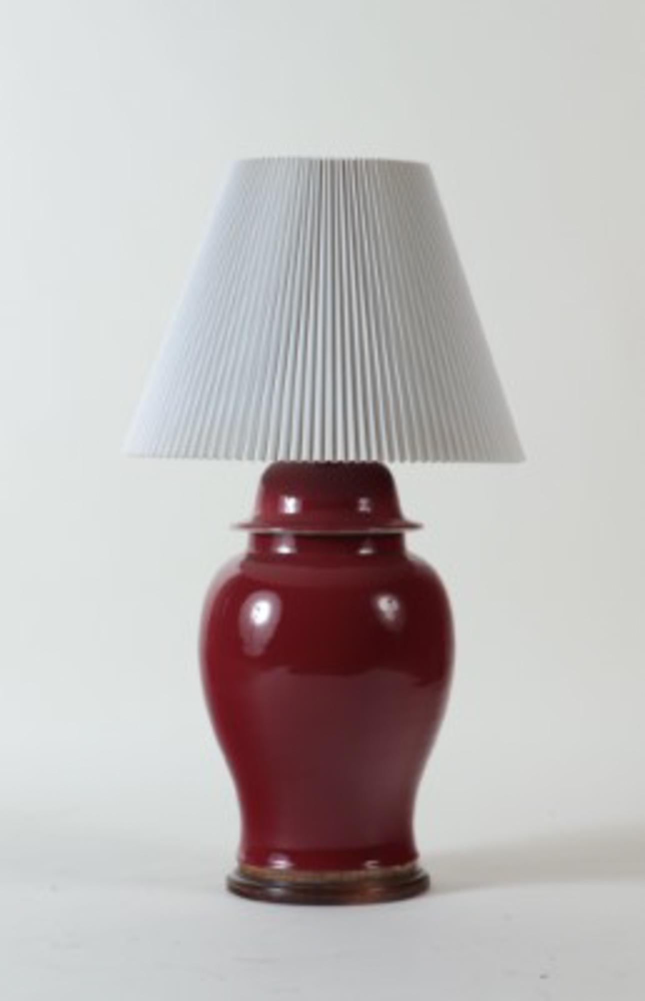 Oxblood Vase Table Lamp on Wooden Base, circa 1970s In Good Condition For Sale In Philadelphia, PA