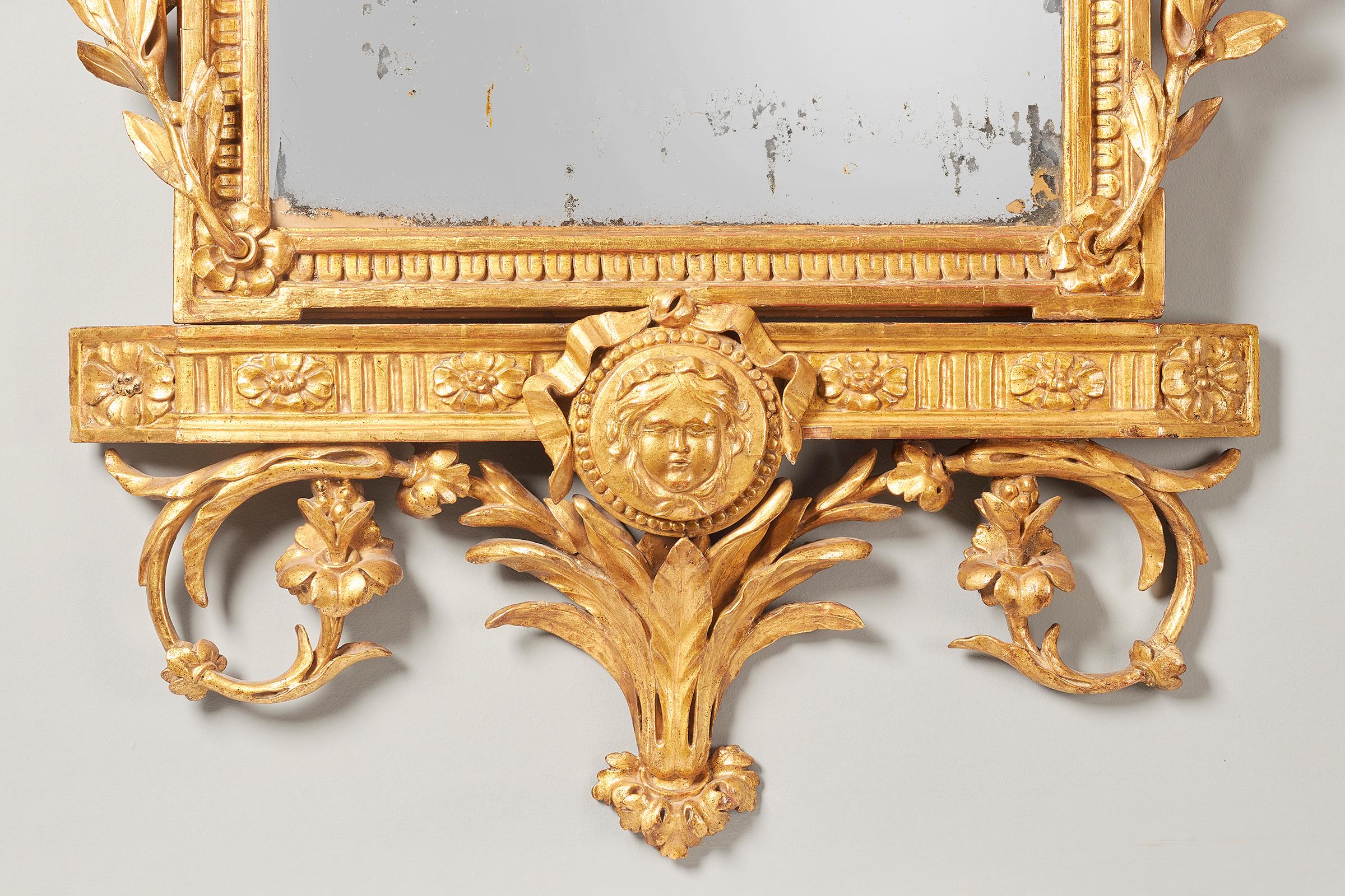 Rococo Paire de miroirs espagnols en bois doré du 18ème siècle en vente
