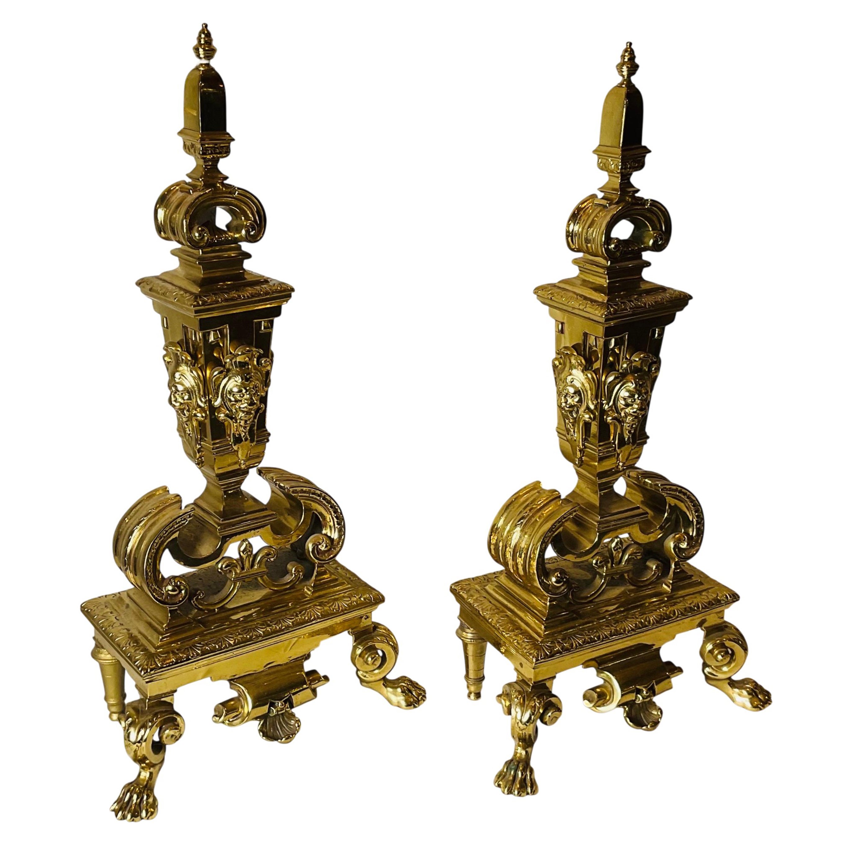 Una coppia di candelabri in ottone in stile georgiano in vendita