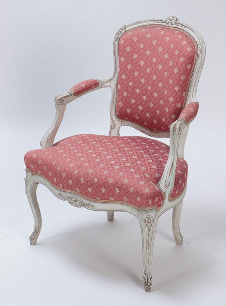 An pair of painted and carved  French Louis XV style open arm chairs circa 1900. For Sale 2