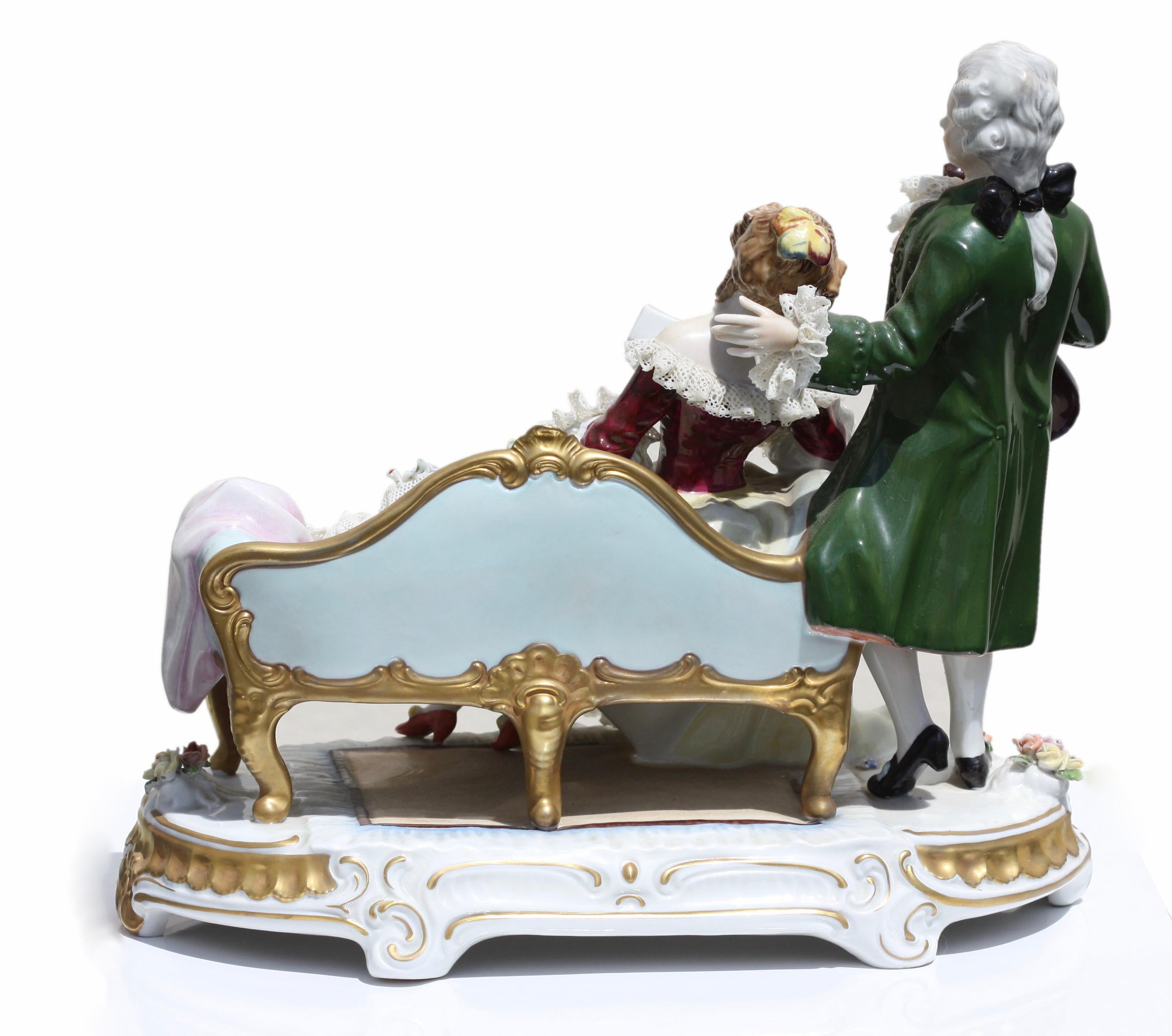 Eine Unterweissbacher Porzellanfigurengruppe
20. Jahrhundert
Er steht auf der linken Seite der Gruppe und stützt seine Hand auf den Arm seiner Begleiterin, in der anderen hält er seine Geige, sie hält ein Buch, dunkelgraue Druckmarke.
26cm, 10.5