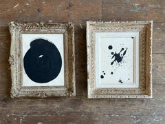 Un’opera astratta senza titolo, inchiostro nero su carta, incorniciata in una cornice vintage di Montparnasse