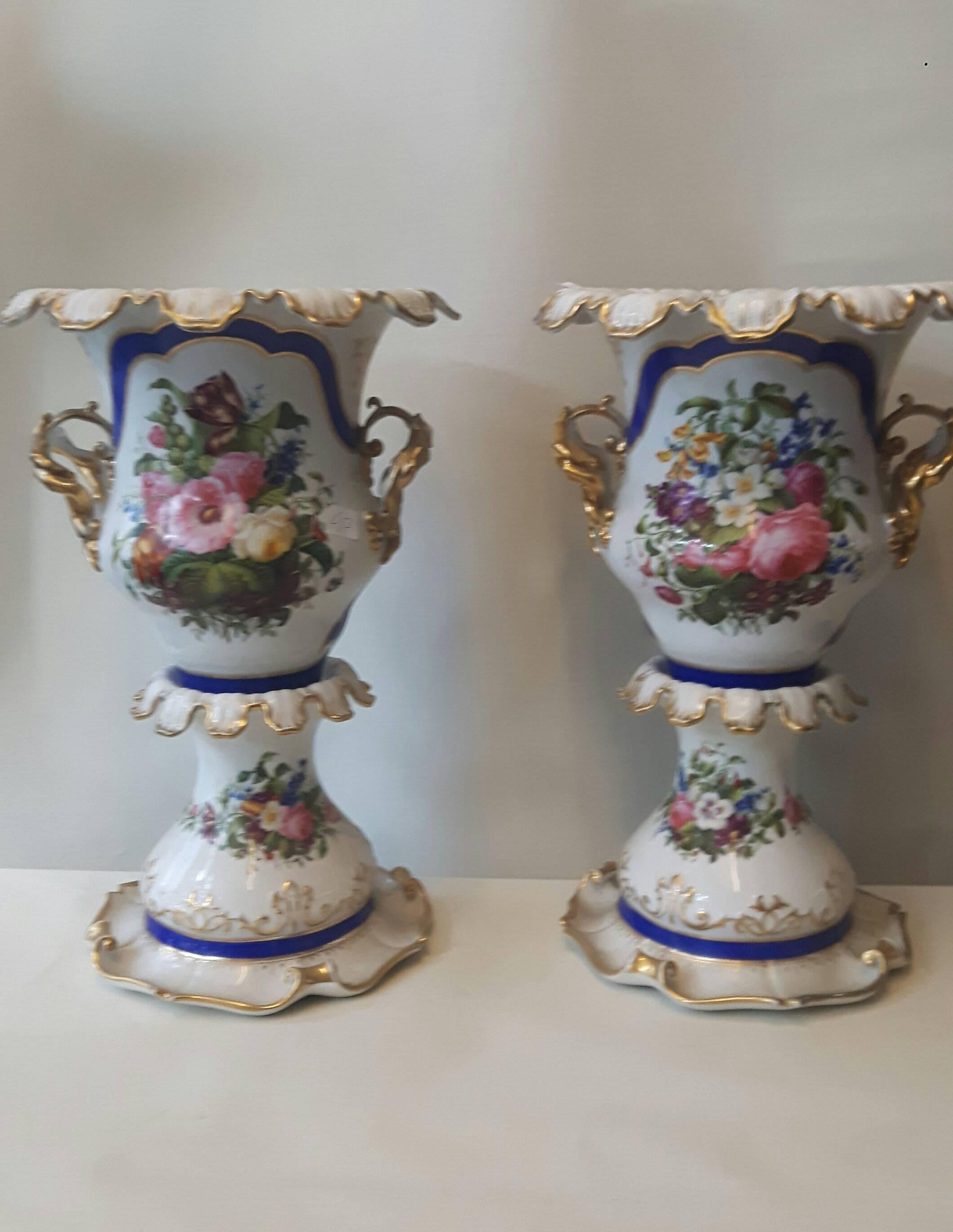 Ungewöhnliches Paar Pariser Vasen des 19. Jahrhunderts (Glasiert) im Angebot