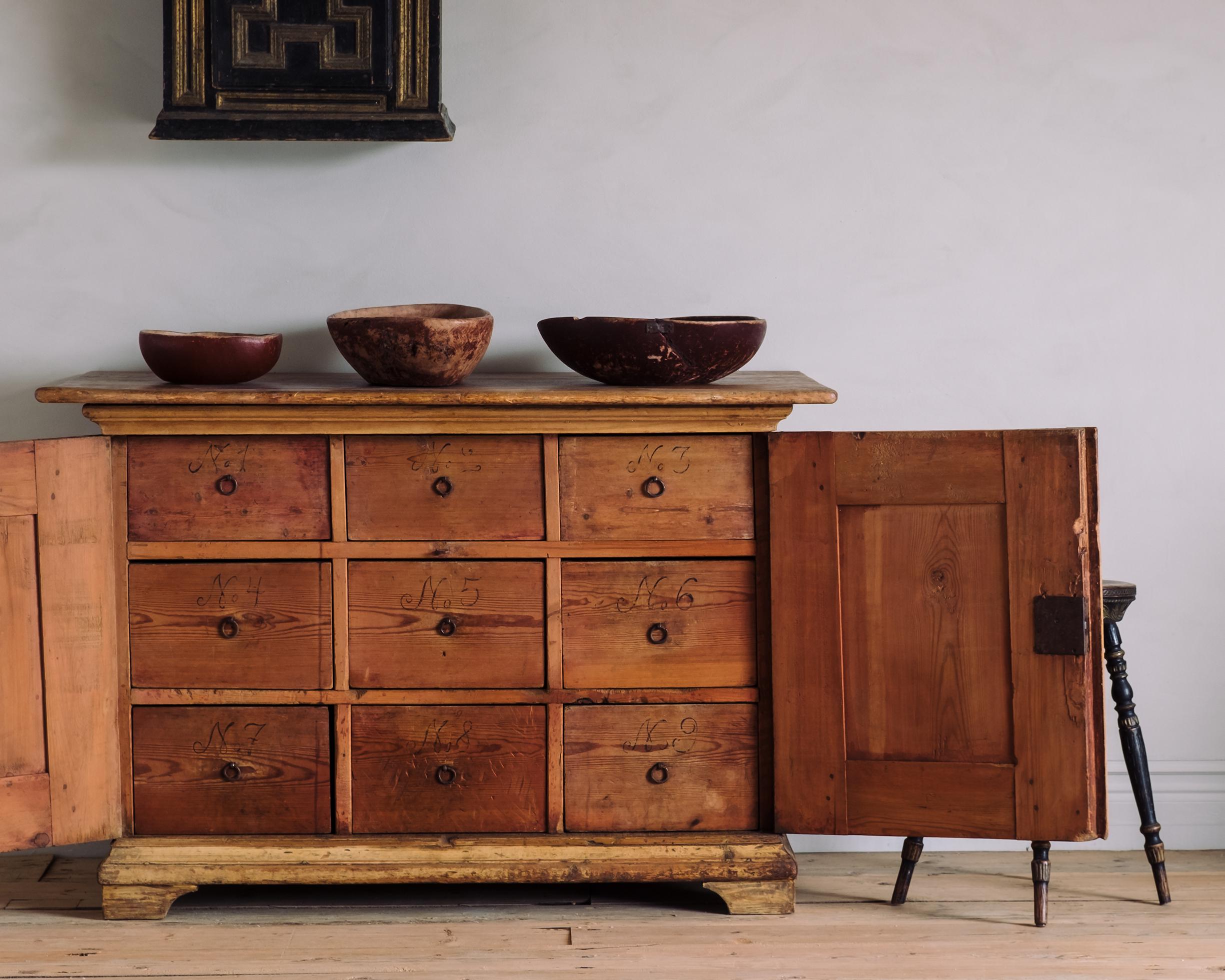 Unusual 18th Century Swedish Baroque Buffet In Good Condition In Mjöhult, SE