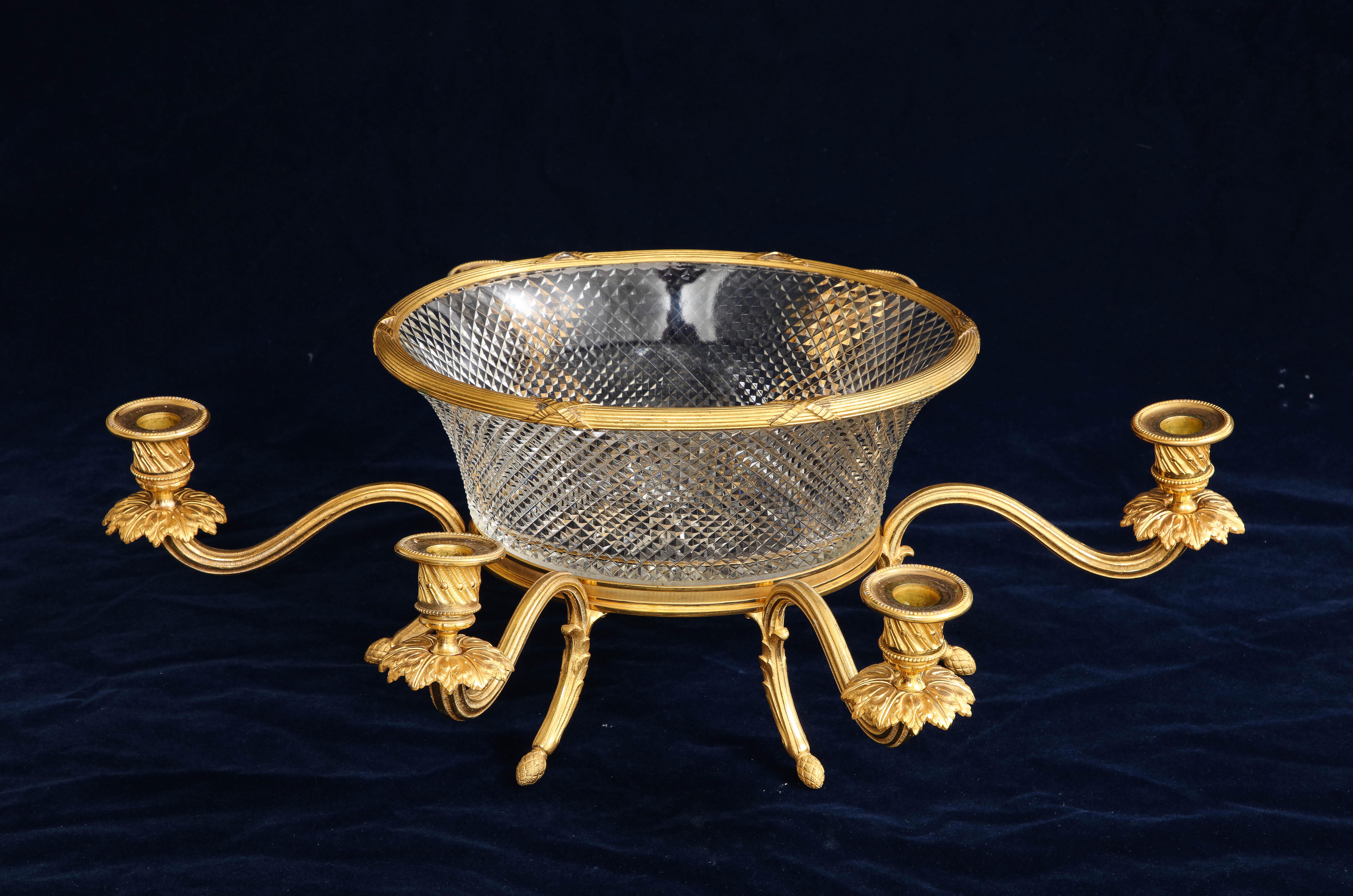 Français Centre de table/chandelier inhabituel en cristal monté sur bronze doré du 19ème siècle. en vente