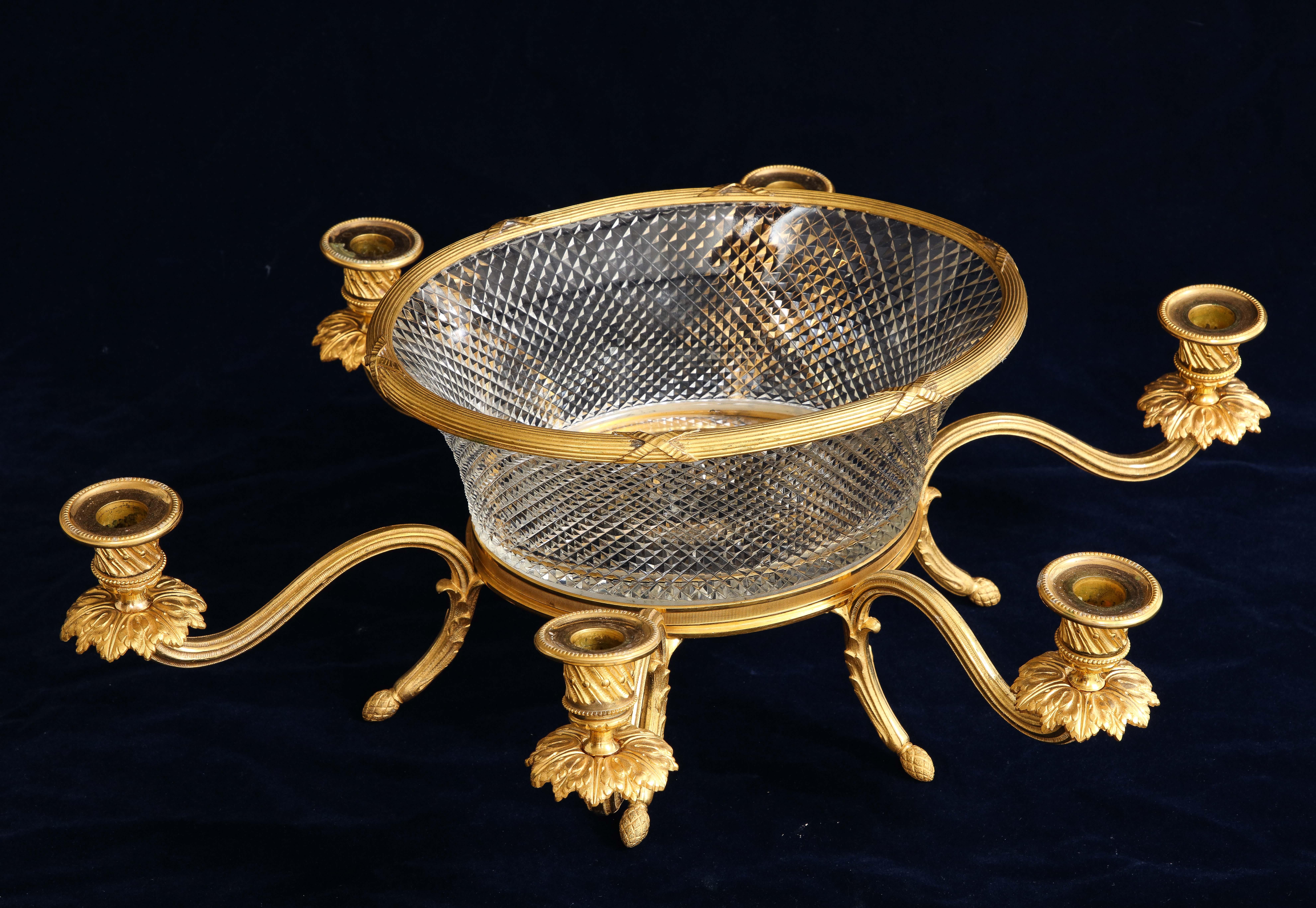 Sculpté à la main Centre de table/chandelier inhabituel en cristal monté sur bronze doré du 19ème siècle. en vente