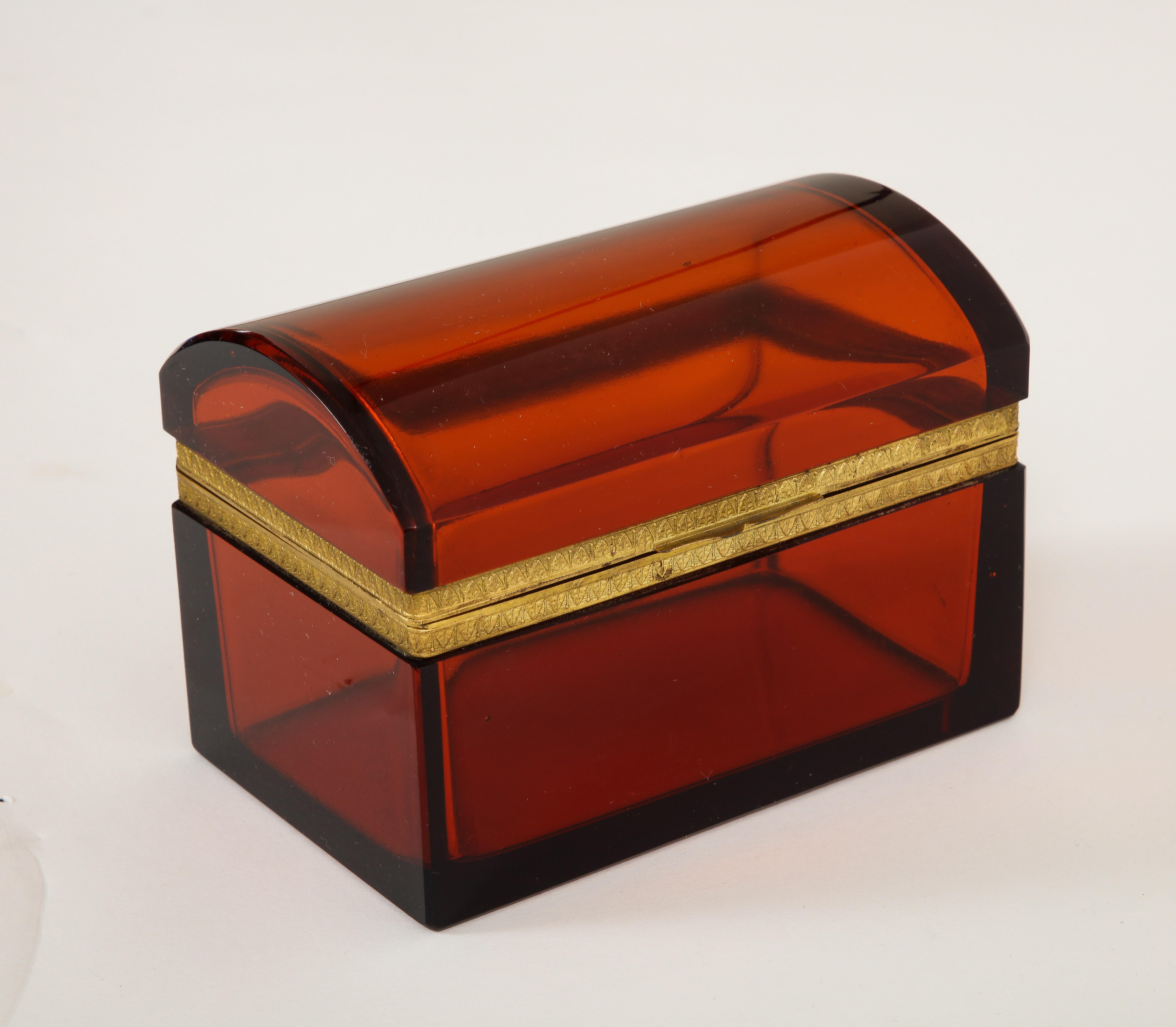 Louis XVI Insolite boîte française du 19ème siècle en cristal orange/rouge montée sur bronze doré en vente